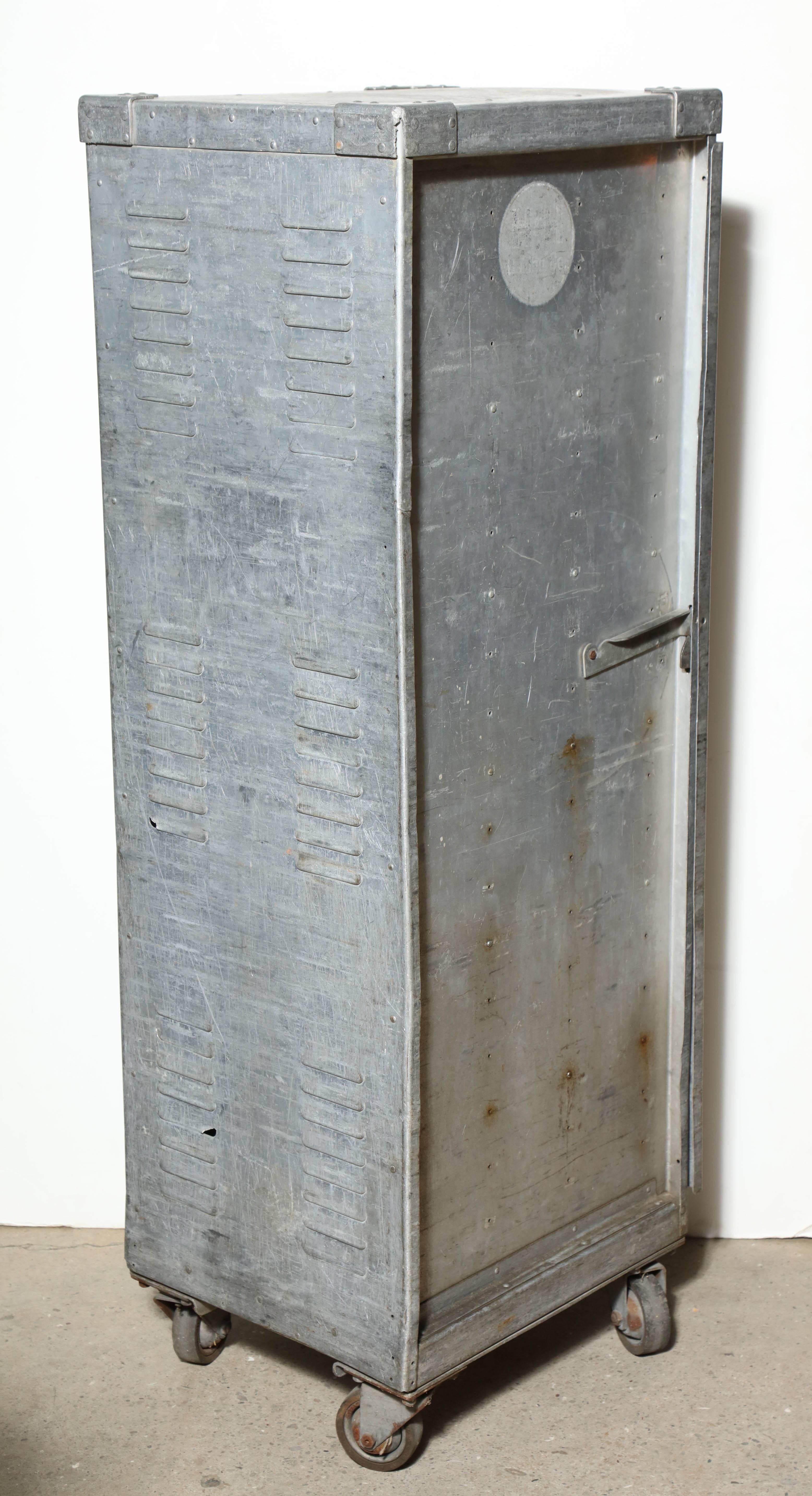 Großer Schrank aus Industrie-Aluminium mit Rollenverschluss von Bucksco Enterprises, 1950er Jahre im Zustand „Gut“ in Bainbridge, NY