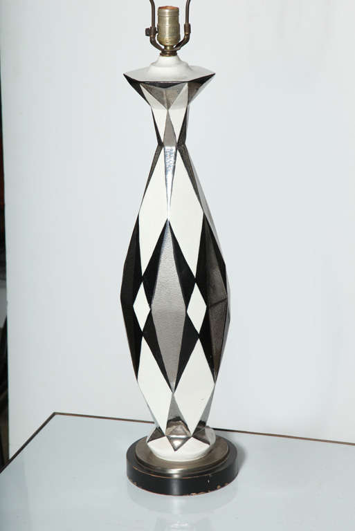 Céramique Importante lampe de bureau française en poterie d'art « diamant », noire, blanche et argentée, années 1930 en vente