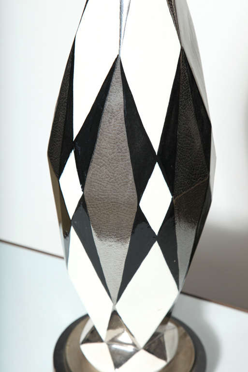 Français Importante lampe de bureau française en poterie d'art « diamant », noire, blanche et argentée, années 1930 en vente