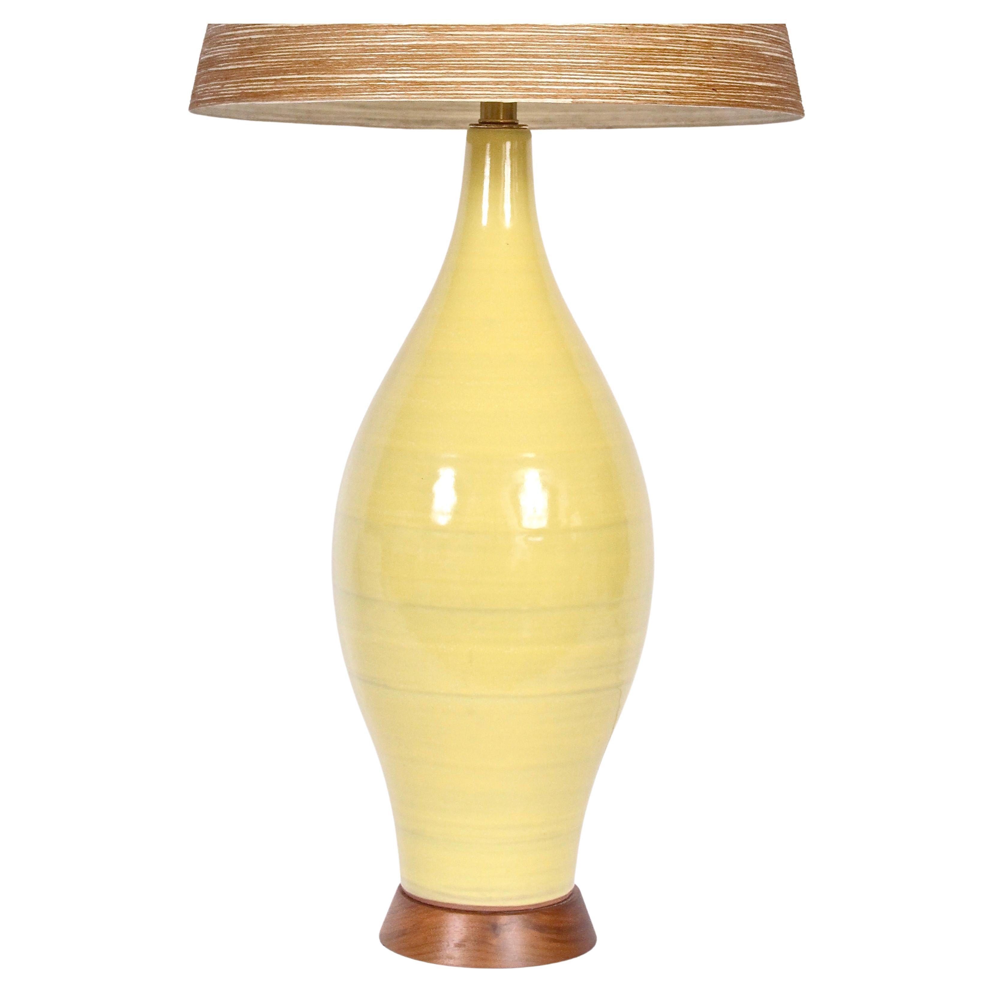 Lampada da tavolo in ceramica artistica Monumental Design/One giallo brillante a bande in vendita