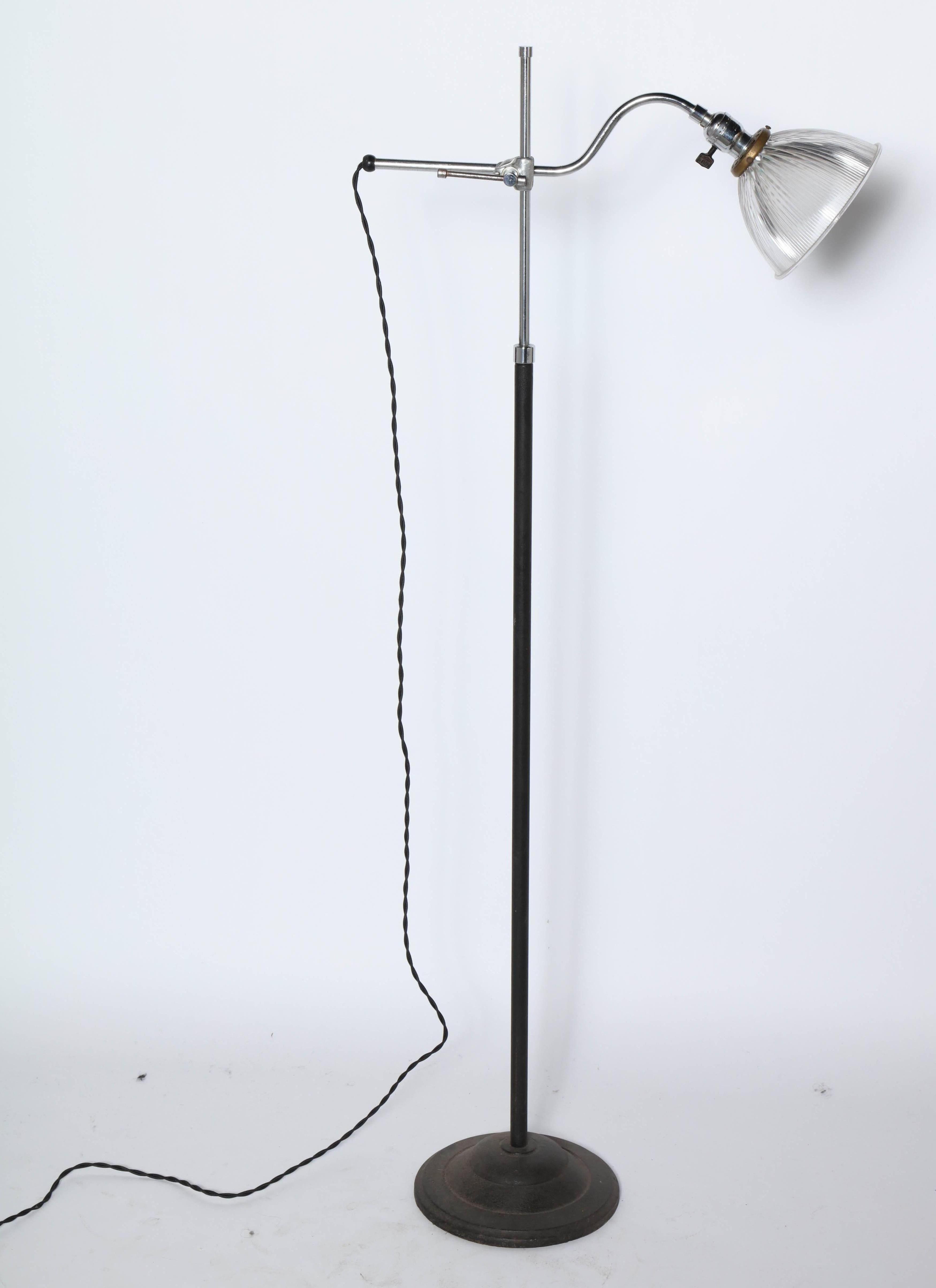 Verre Lampadaire articulé en fonte et chrome avec abat-jour en holophane, datant d'environ 1930 en vente