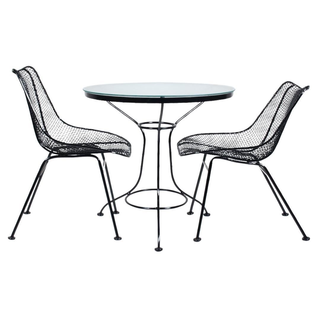 Woodard Schwarzes Cafe-Set mit rundem Glastisch und zwei Esszimmerstühlen, 1950er Jahre