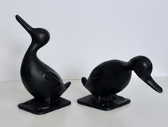 Ein Paar schwarze Emaille-Enten aus Gusseisen der Marke „Virginia Metalcrafters“ aus den 1950er Jahren mit der Aufschrift „Naughty & Nice“