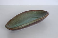 Plato de cerámica artística «Biomorphic» en tonos verde azulado y chocolate, de Design Technics, hacia 1950