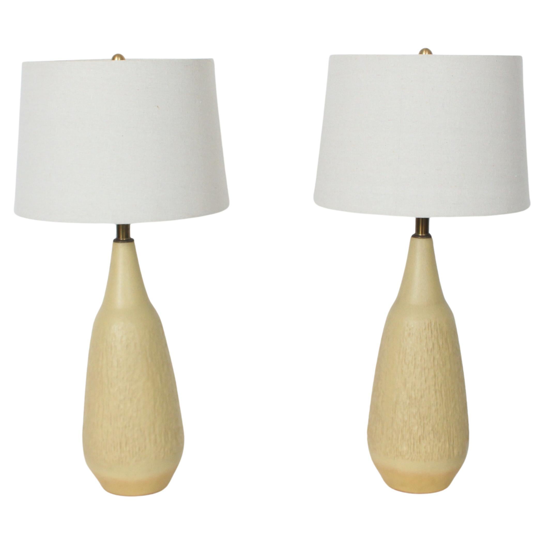 Coppia di lampade alte Lee Rosen for Design Technics in ceramica color senape pallido e testurizzato