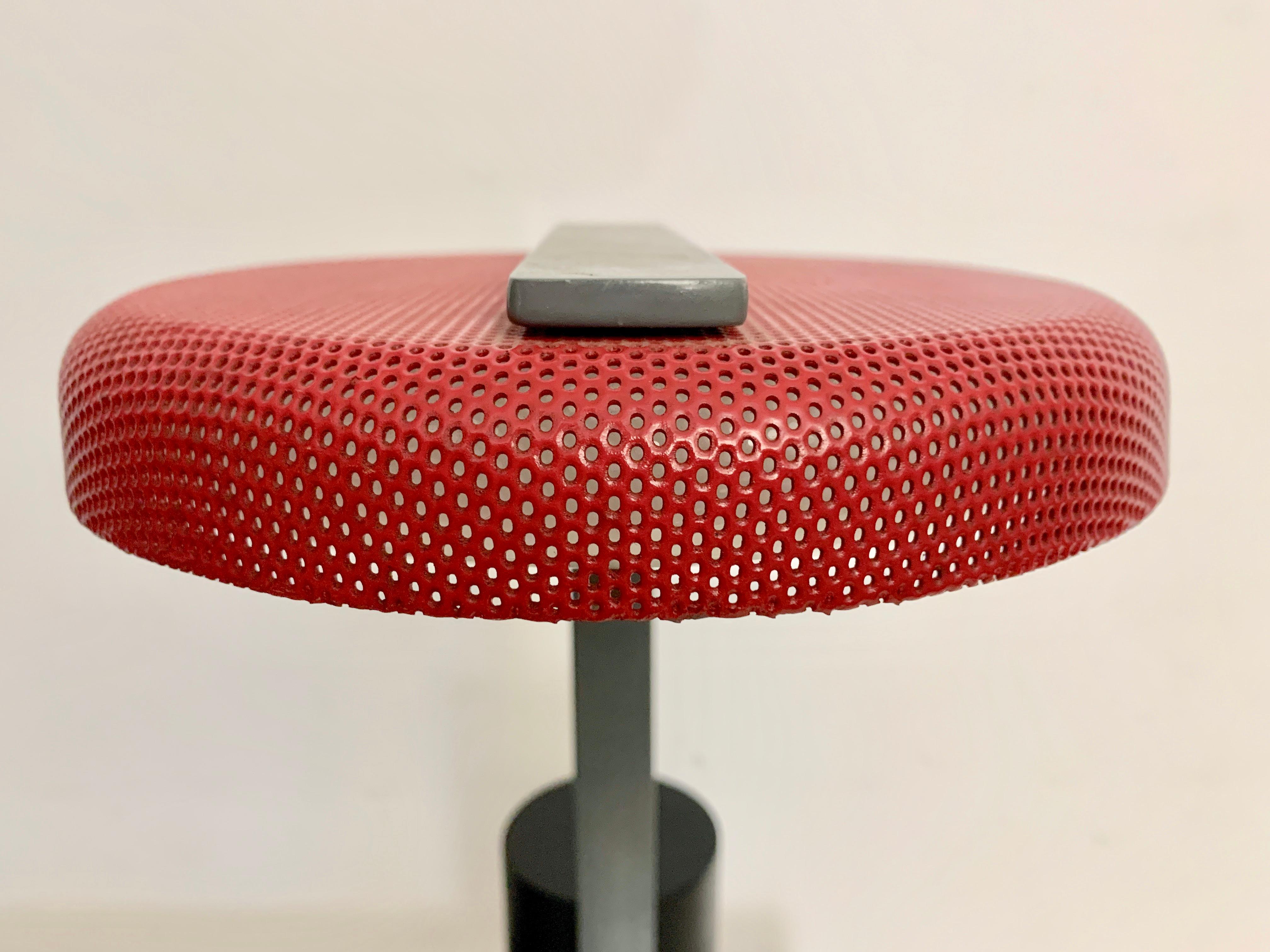 Lampe de bureau grise et noire Ron Rezek modèle 110 avec abat-jour rouge en vente 1