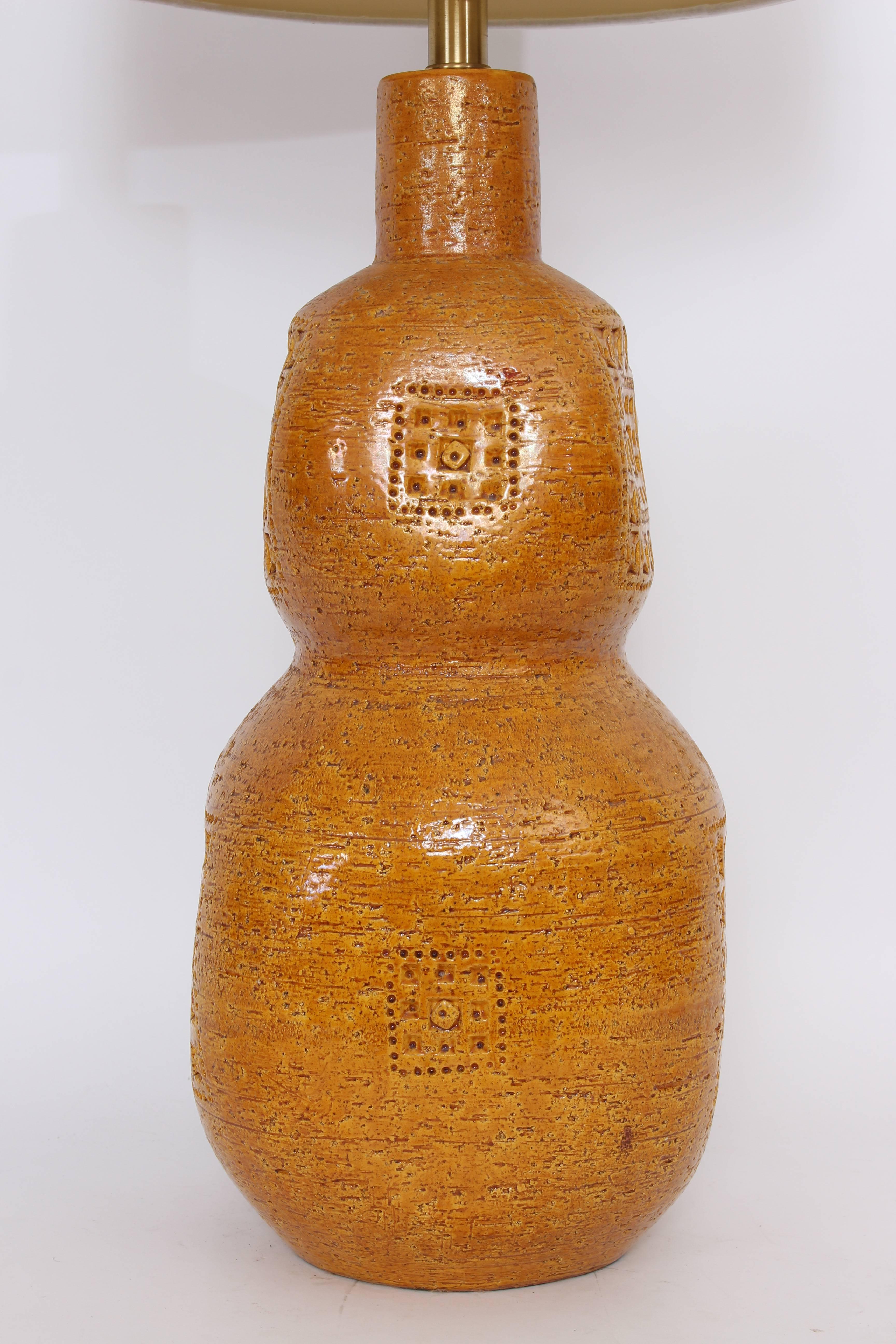 Monumental Aldo Londi for Bitossi Incised Bright Ochre Ceramic Table Lamp, 1950s For Sale 2