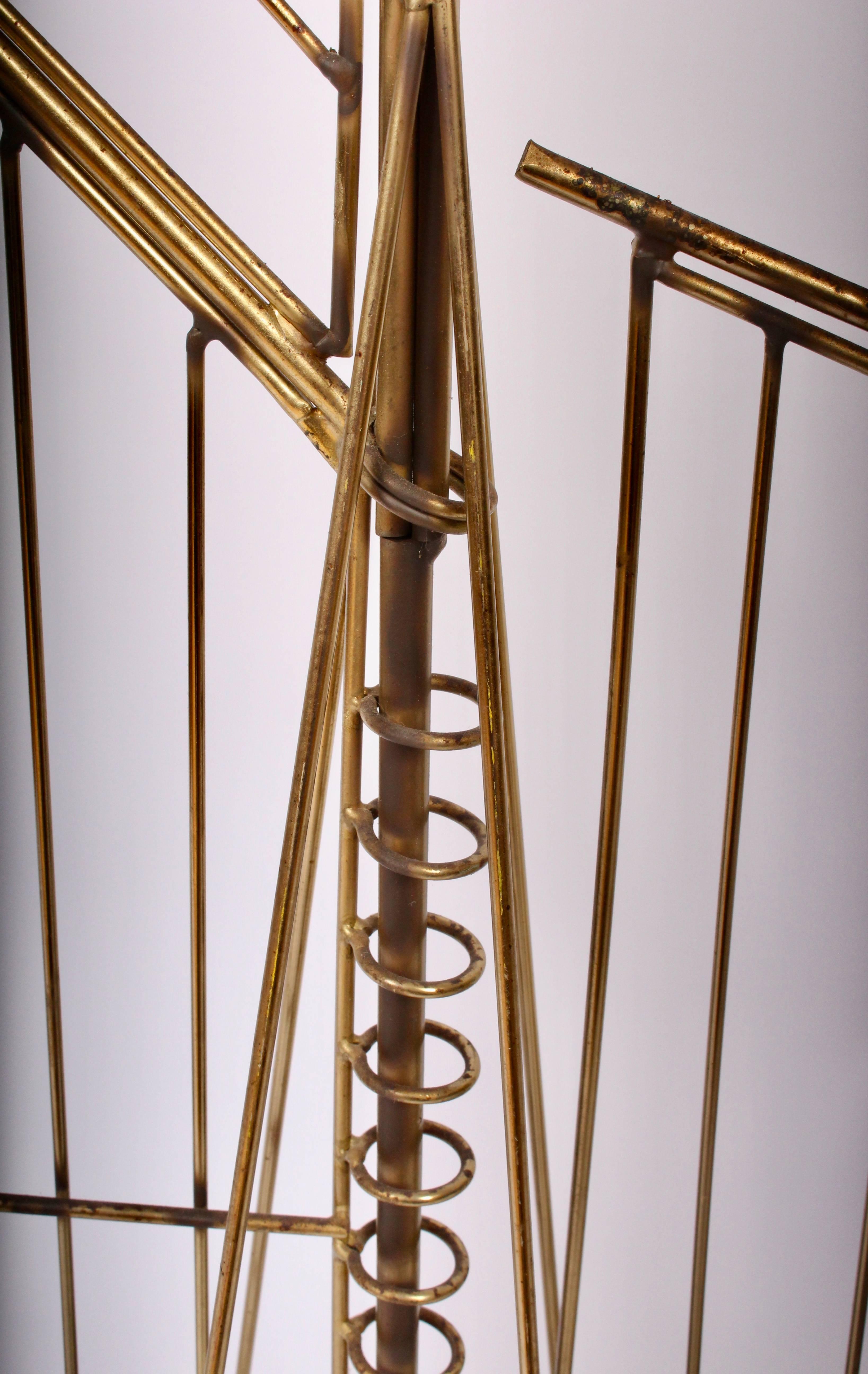 Américain Curtis Jere Sculpture de table en fil de laiton représentant une goélette, 1976  en vente