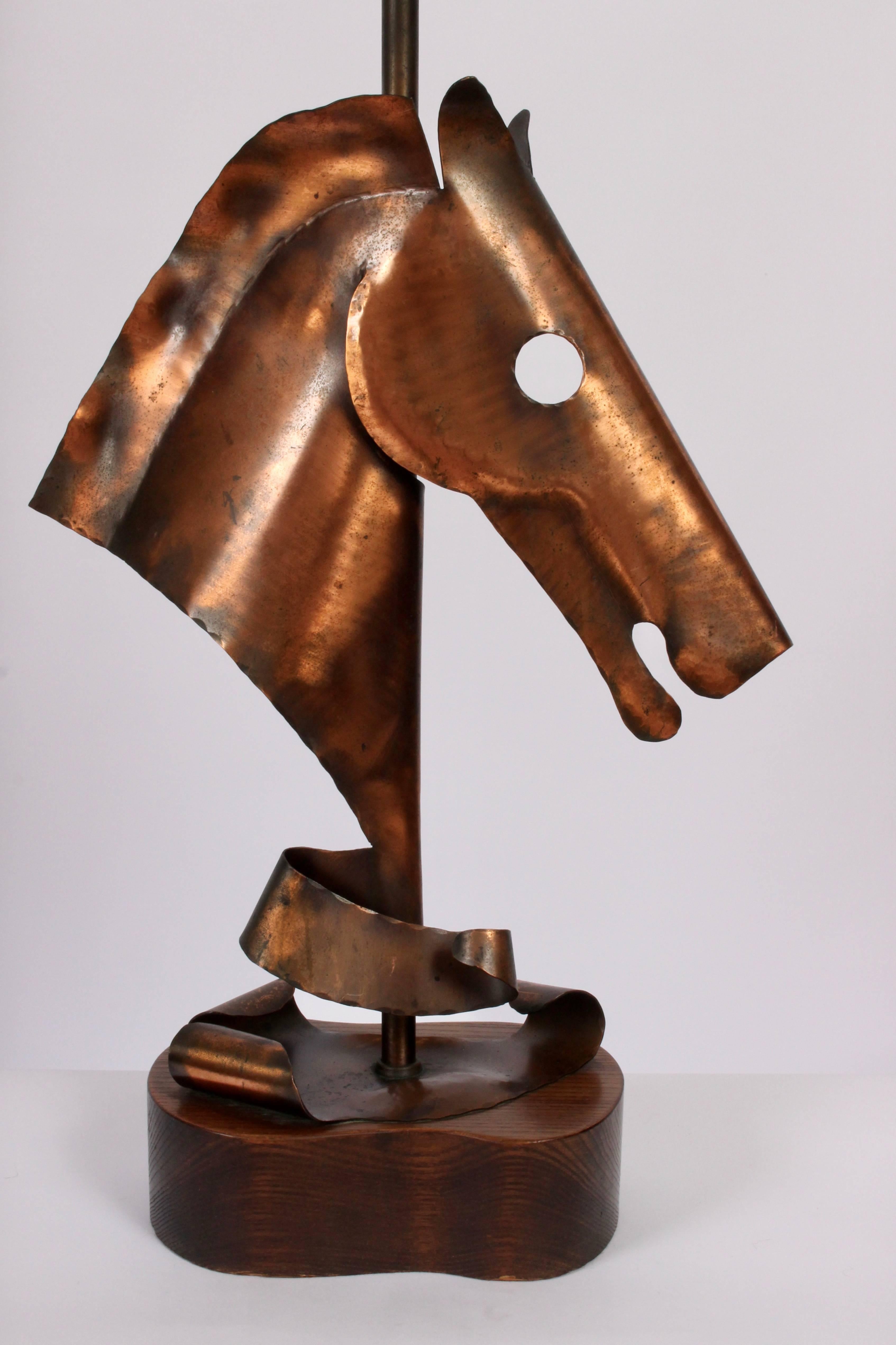 Mid-Century Modern Lampe de bureau à tête de cheval Yasha Heifetz en cuivre martelé, vers 1950 en vente