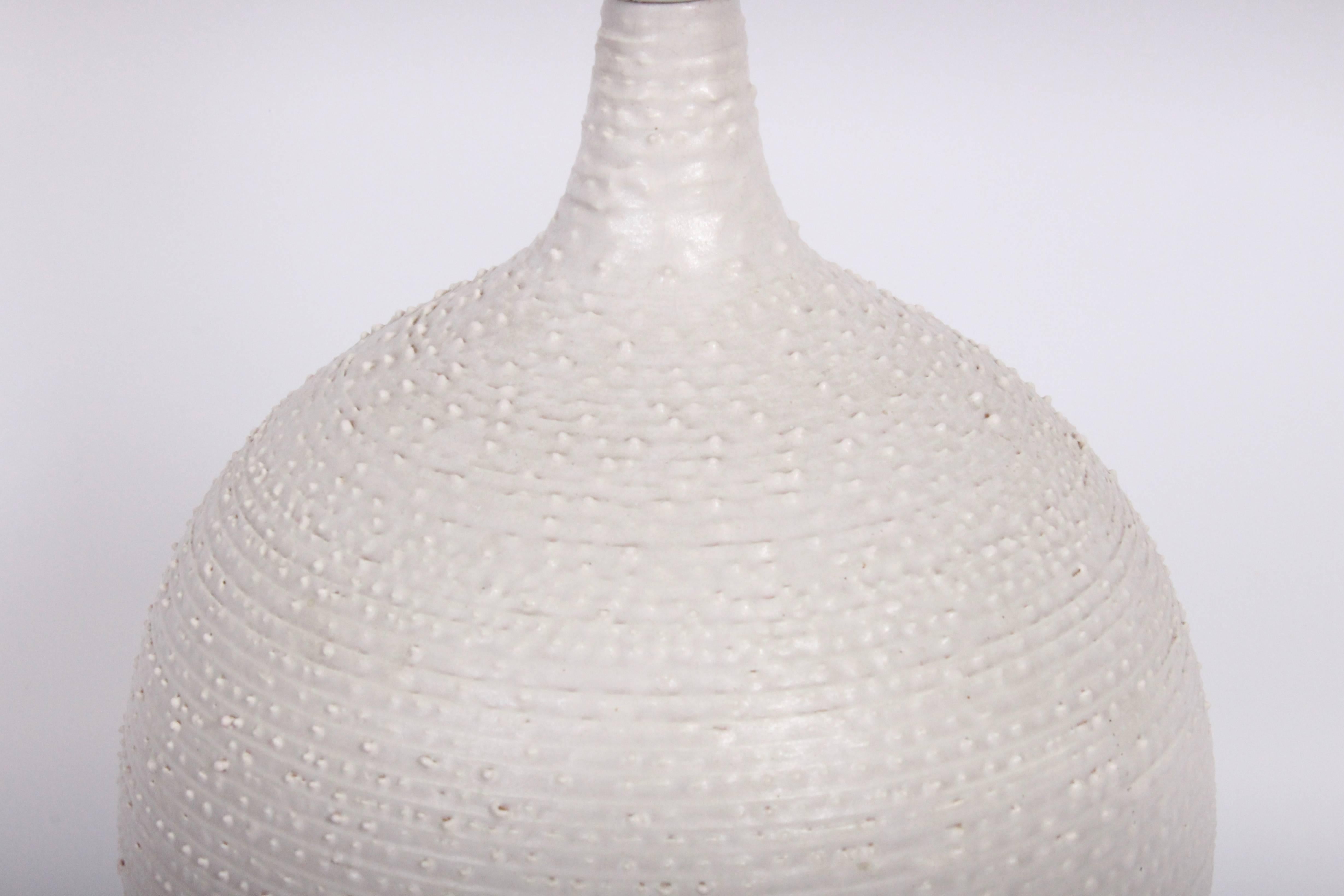 Américain Lampe de bureau Design Technics blanc cassé en poterie à pointes, années 1950  en vente