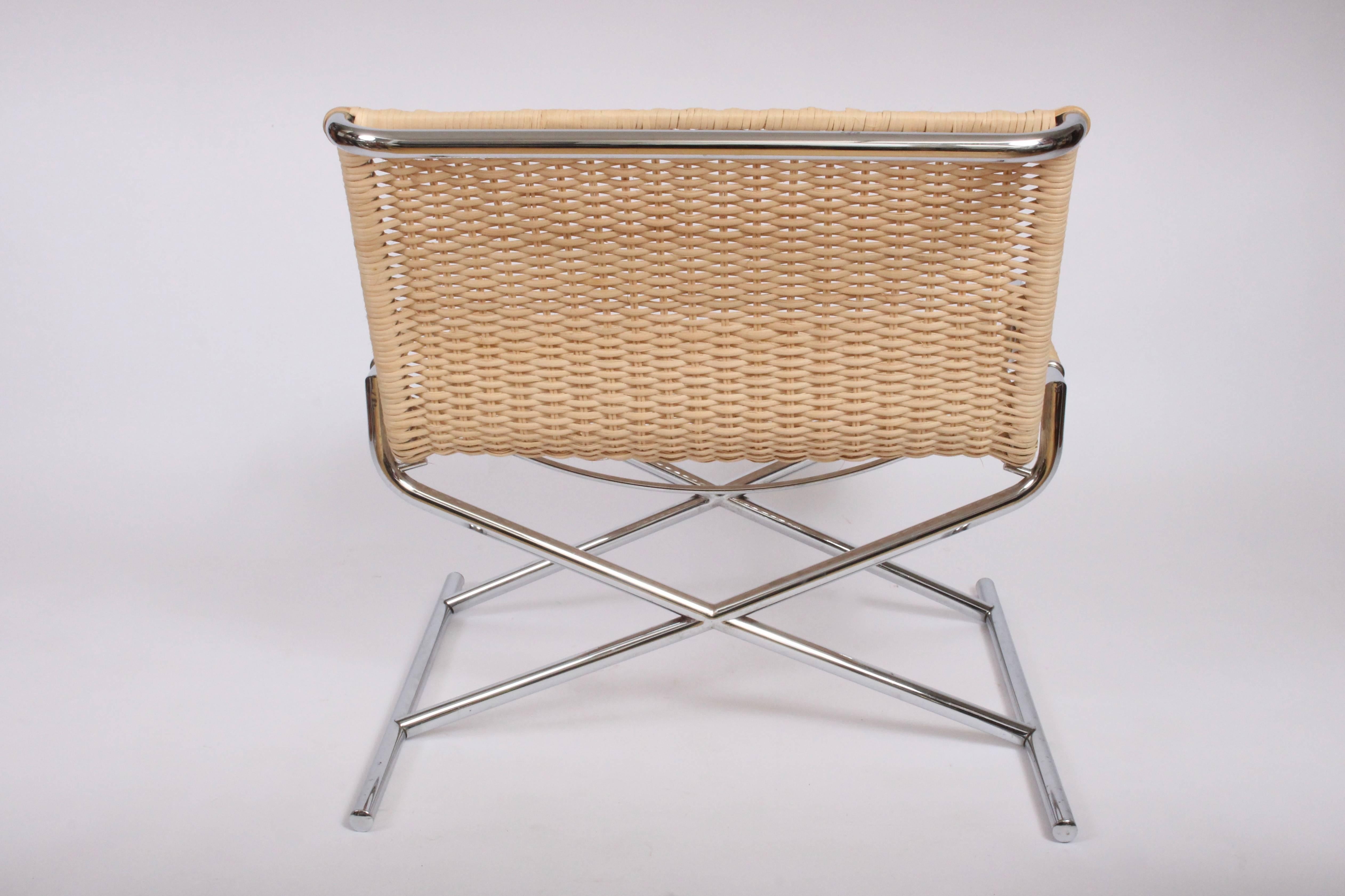 Original Lounge Chair aus verchromtem Stahl und Rohrgeflecht von Ward Bennett für Brickell. Ausgestattet mit einem verchromten Gestell im Vintage-Stil, mit einem neuen Sitz aus natürlichem und ungefärbtem Rohr, einer gebogenen Rückenlehne,
