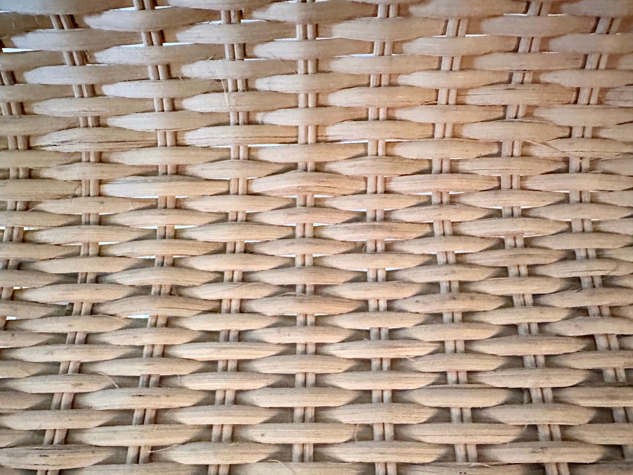 Ward Bennett für Brickell, neu lackierter „Sled“-Loungesessel mit Rohrgeflecht, um 1970 (Rattan) im Angebot