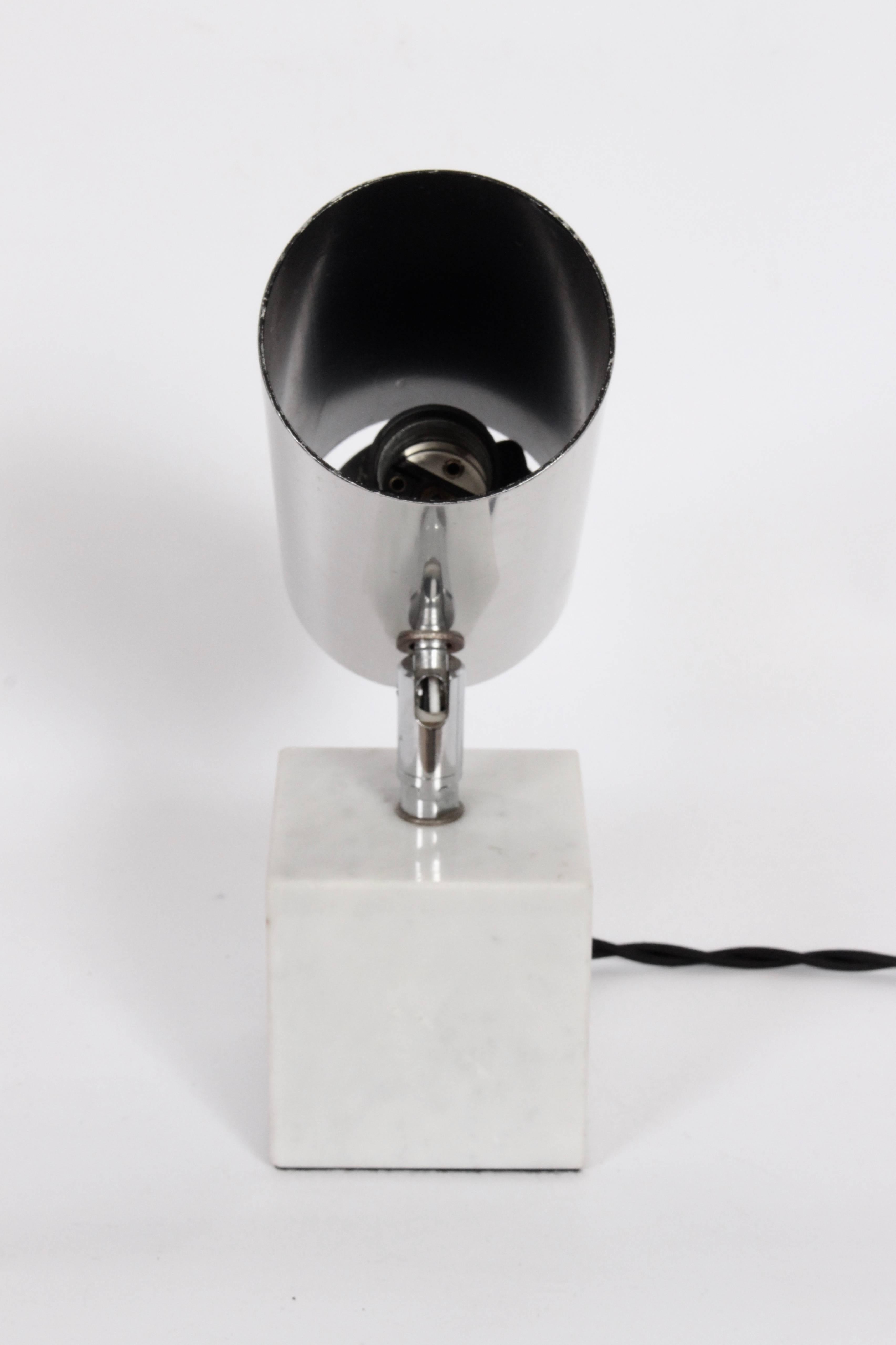 Moderne Lampe de bureau en marbre Neal Small pour Koch & Lowy avec abat-jour pivotant chromé  en vente