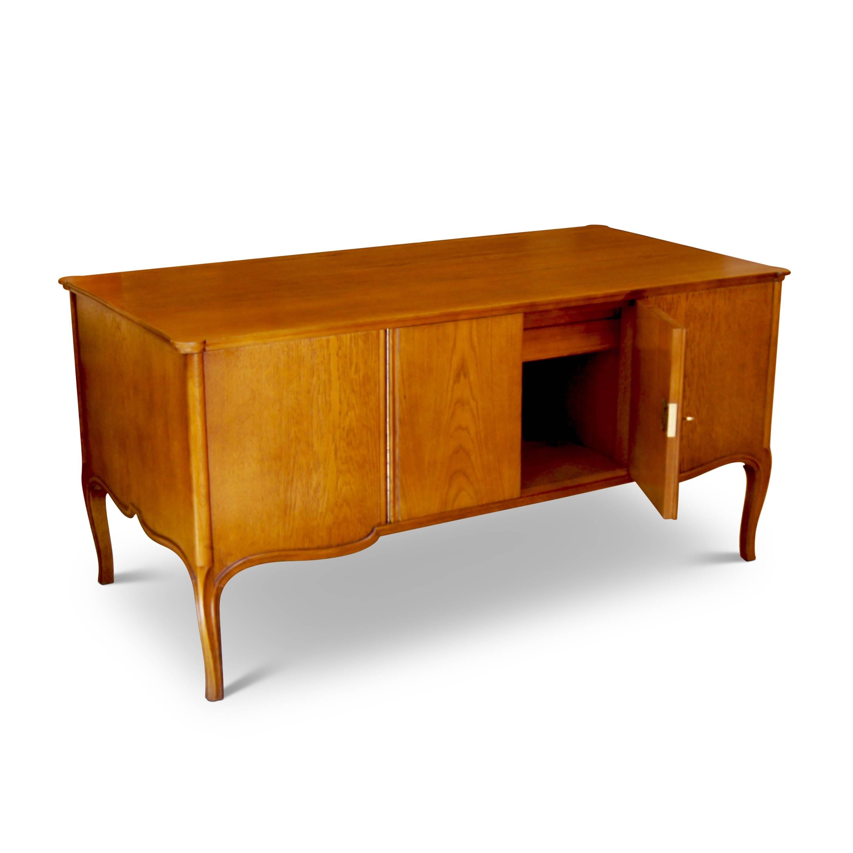 Kneehole Desk in Oak by Frits Henningsen In Excellent Condition For Sale In New York, NY