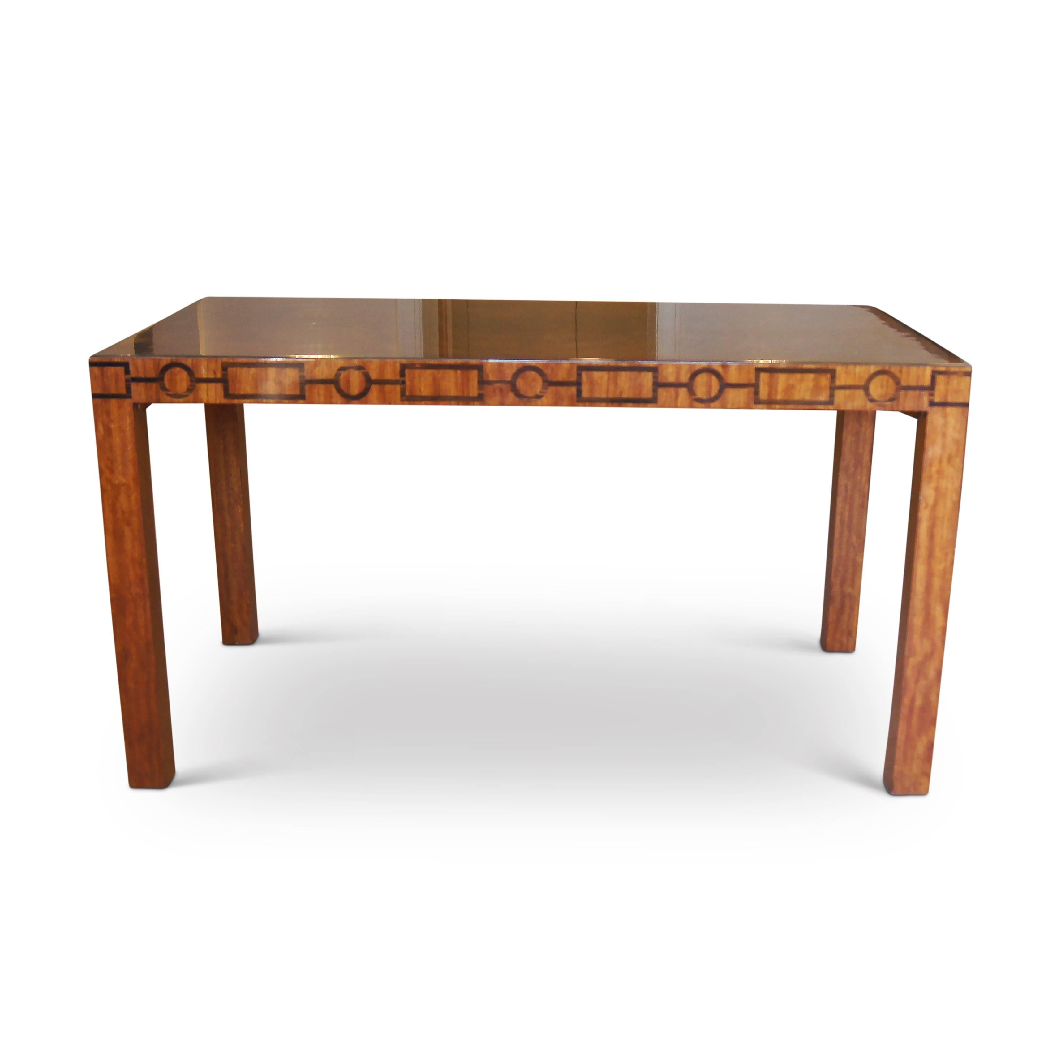 Very fine coffee table with a rectilinear “Parson table”-type form, featuring a top in an extraordinary cut of figurative burl, and a mahogany frame, with a “frieze” design encircling the apron in the form of a chain of circles and rectangles inlaid