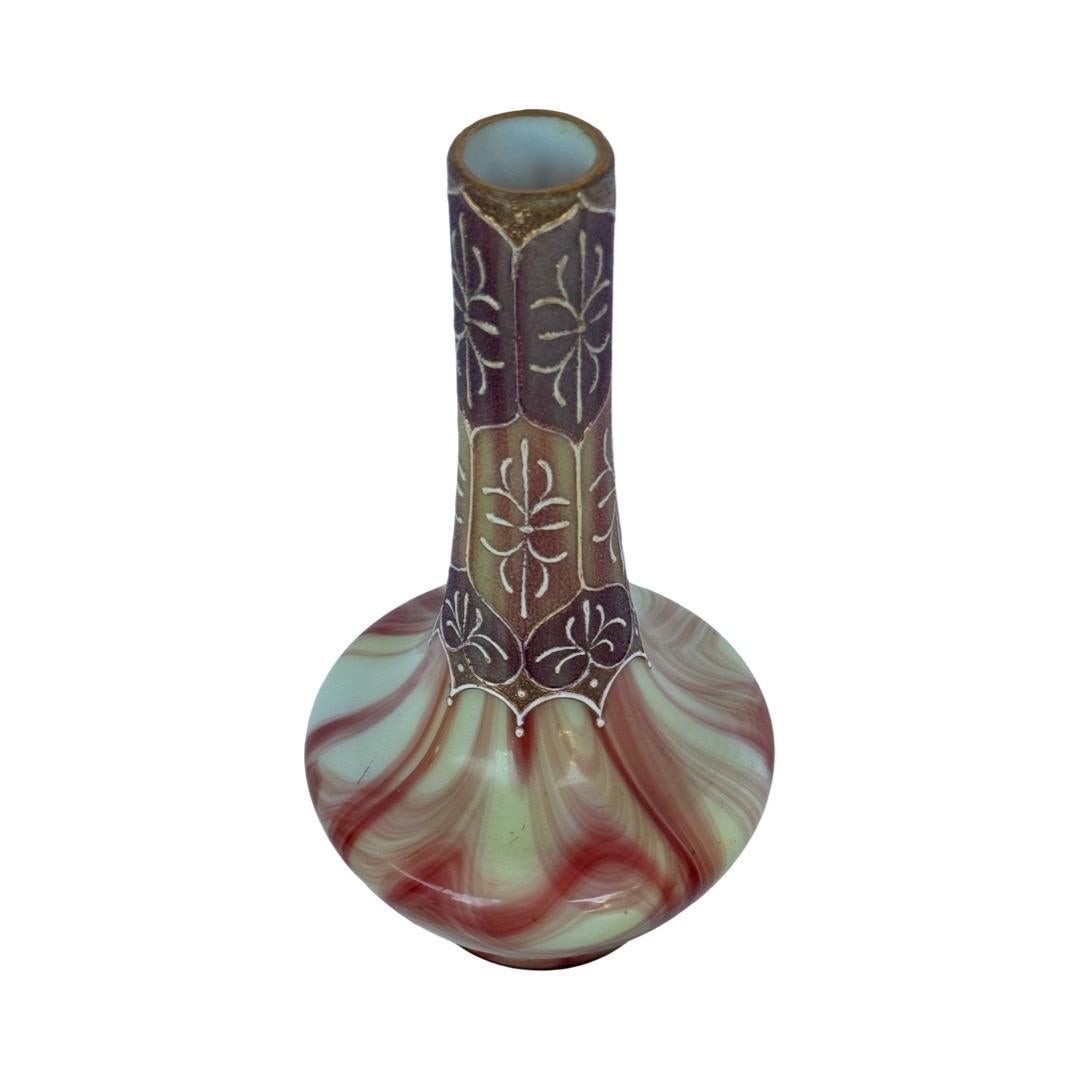 Art nouveau Vase en verre marbré d'onyx avec col émaillé et doré, Loetz Glass, vers 1900 en vente
