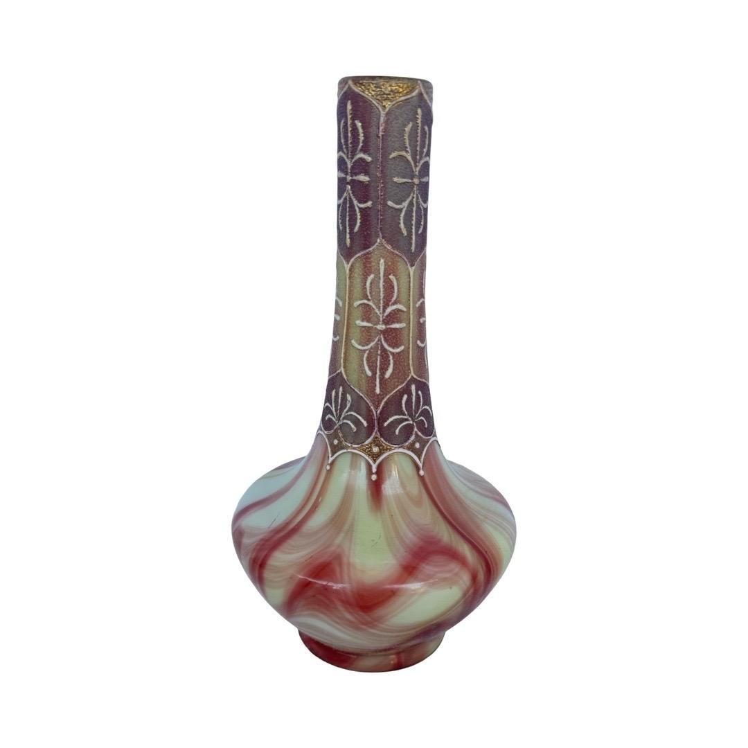 Un vase raffiné en verre marbré Art nouveau attribué à Johann Loetz Witwe, Bohemia, vers 1900. Cette pièce est exécutée dans le célèbre décor 