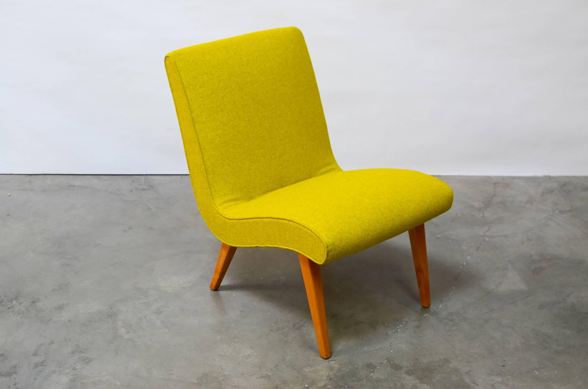 Great example of an early knoll Post-war design. Designed by Jens Risom for Hans Knoll/Knoll Associates. Retains early label. Very few of these early chairs ever come to market.

Correctly reupholstered to factory spec. in Maharam chartreuse