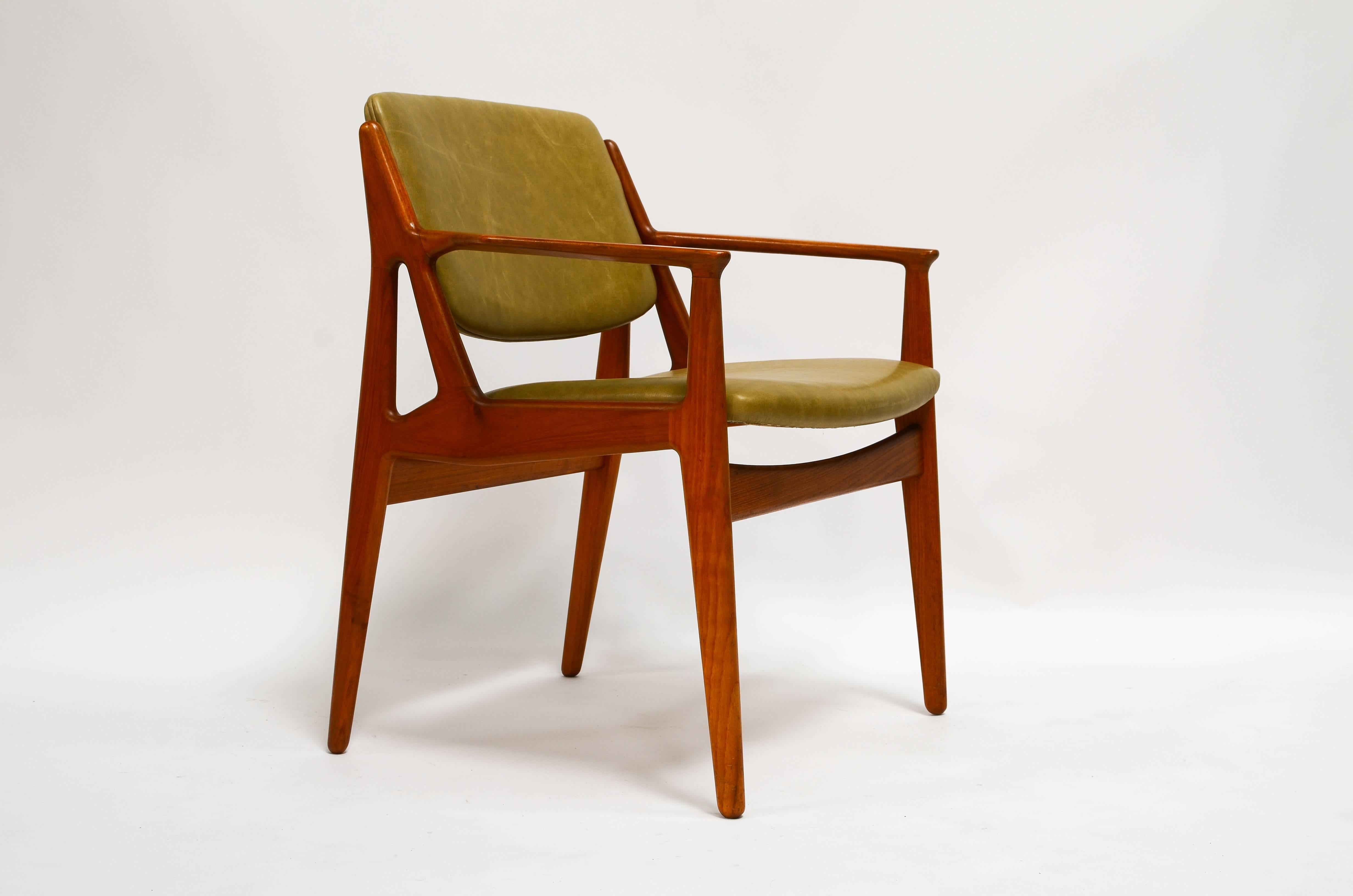 Offered is a single teak Danish Modern armchair designed by Arne Vodder c.1962. A well executed design featuring a “swivel back” and sculpted arms. Vodder designed the back to swivel/pivot so it forms to your back for extra comfort.  Restored with