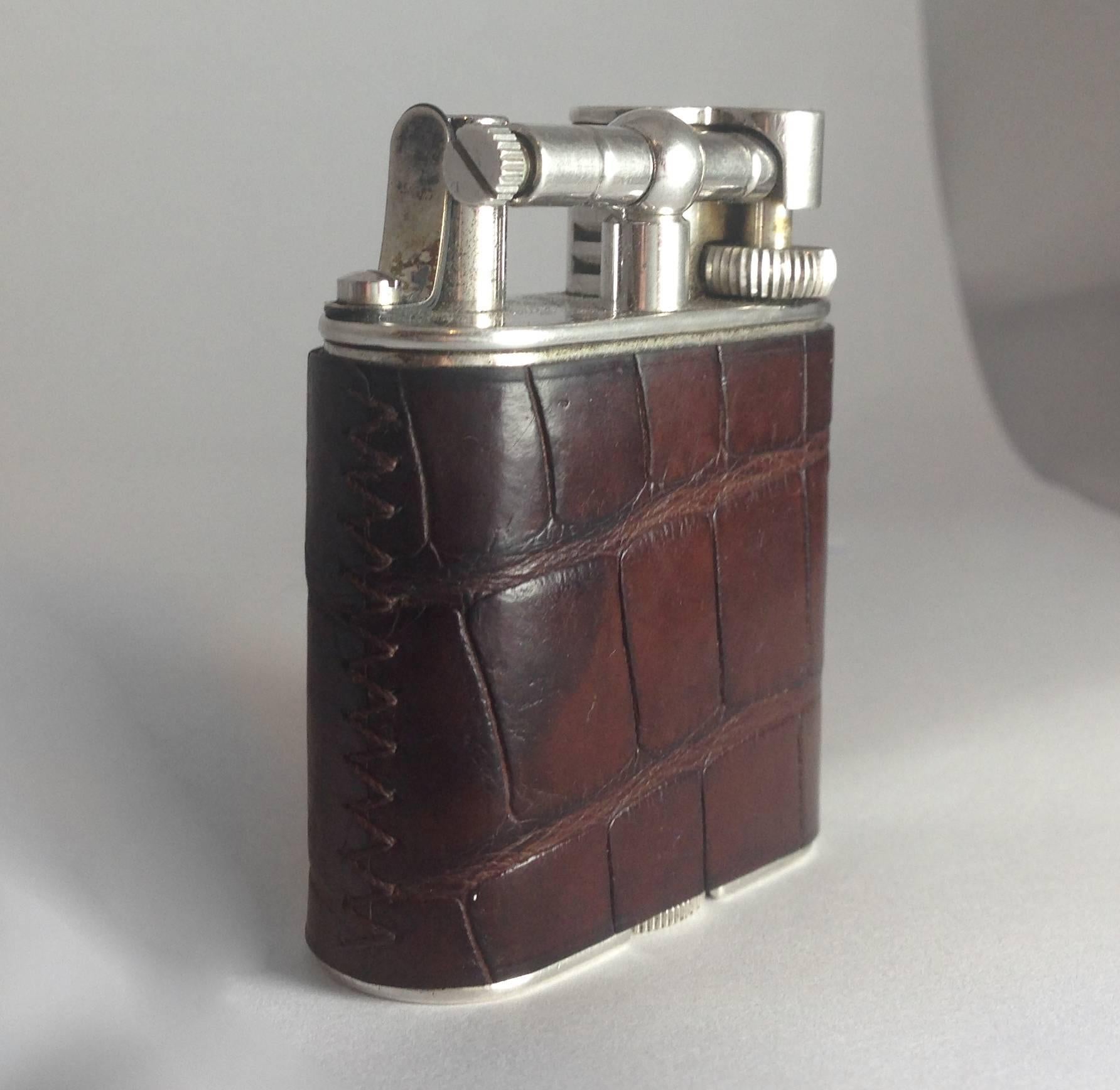 Dunhill lighter 20850 made of metal and crocodile leather.