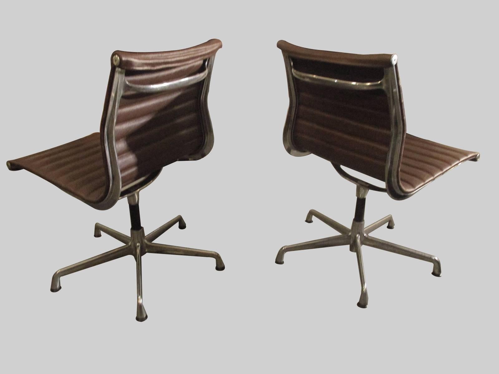Eames Aluminium Group Armless Chairs for Herman Miller Refurbished with Leather In Good Condition For Sale In 0, Cuauhtemoc