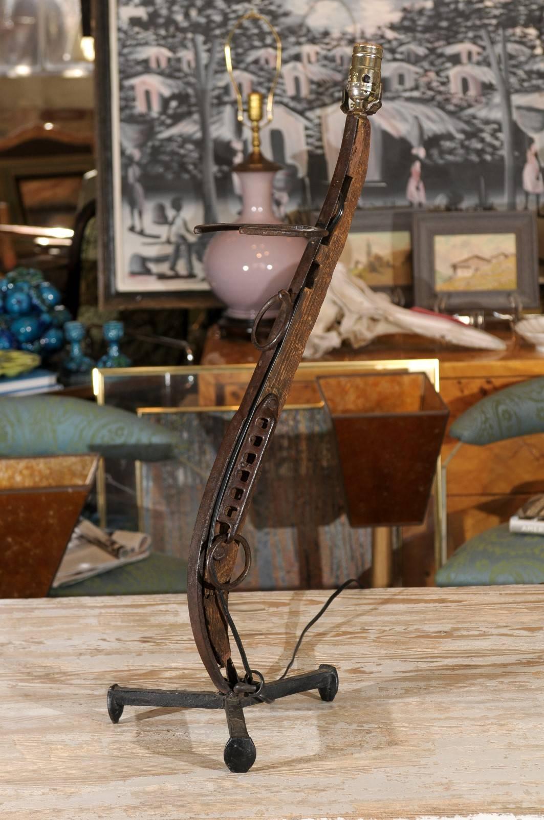 Vintage Folk Art Tischlampe, handgefertigt in Form eines Gewehrs aus Treibholz und Schmiedeeisen, mit einem antiken Hufeisen als Visier.