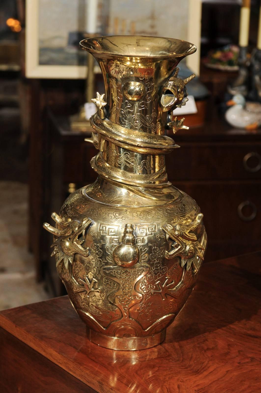 Pair of 19th Century Chinese Bronze Vases For Sale 2