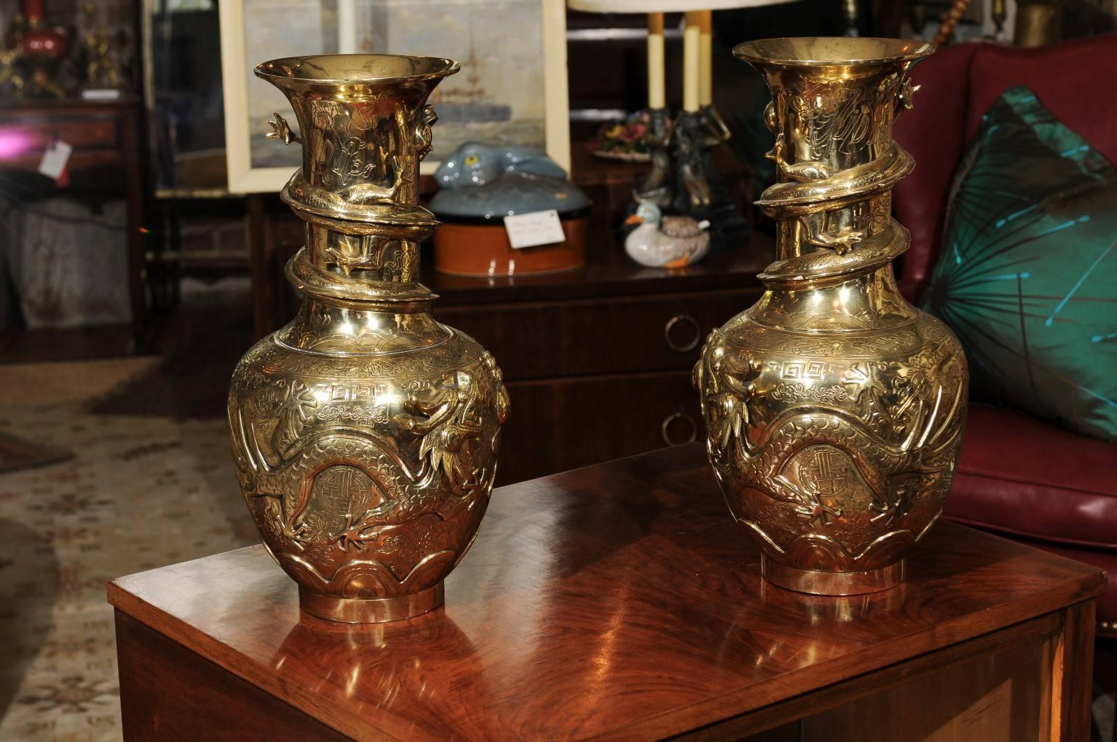 Pair of 19th Century Chinese Bronze Vases For Sale 1