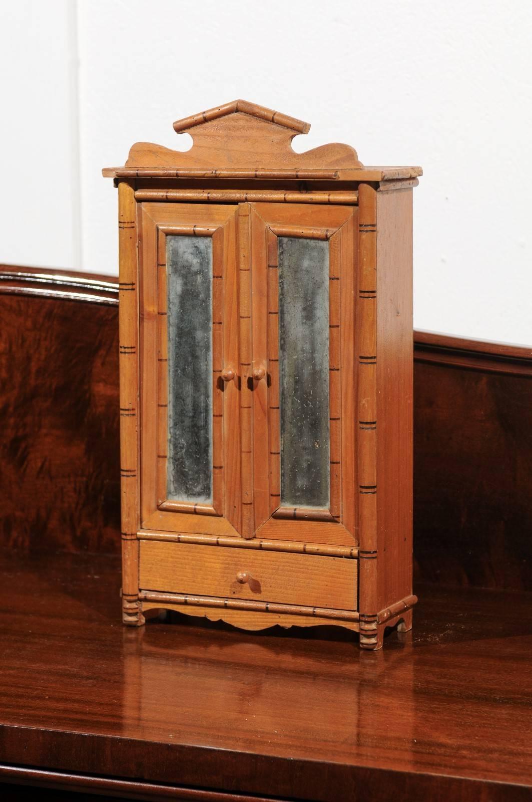 französischer Miniatur-Kleiderschrank aus Bambusimitat aus dem 19. Jahrhundert mit zwei Spiegeltüren und einer Schublade. Das Stück trägt das Etikett des Bazar de l'Hôtel de Ville, eines Pariser Kaufhauses aus dem 19.