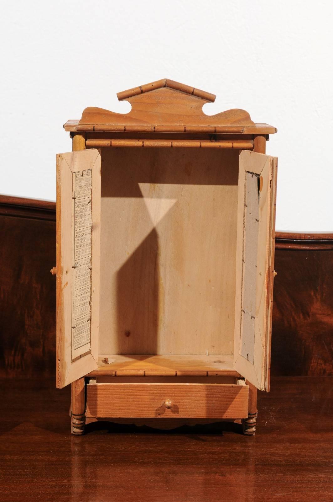 Miniatur-Miniatur-Bambusschrank (19. Jahrhundert) im Angebot