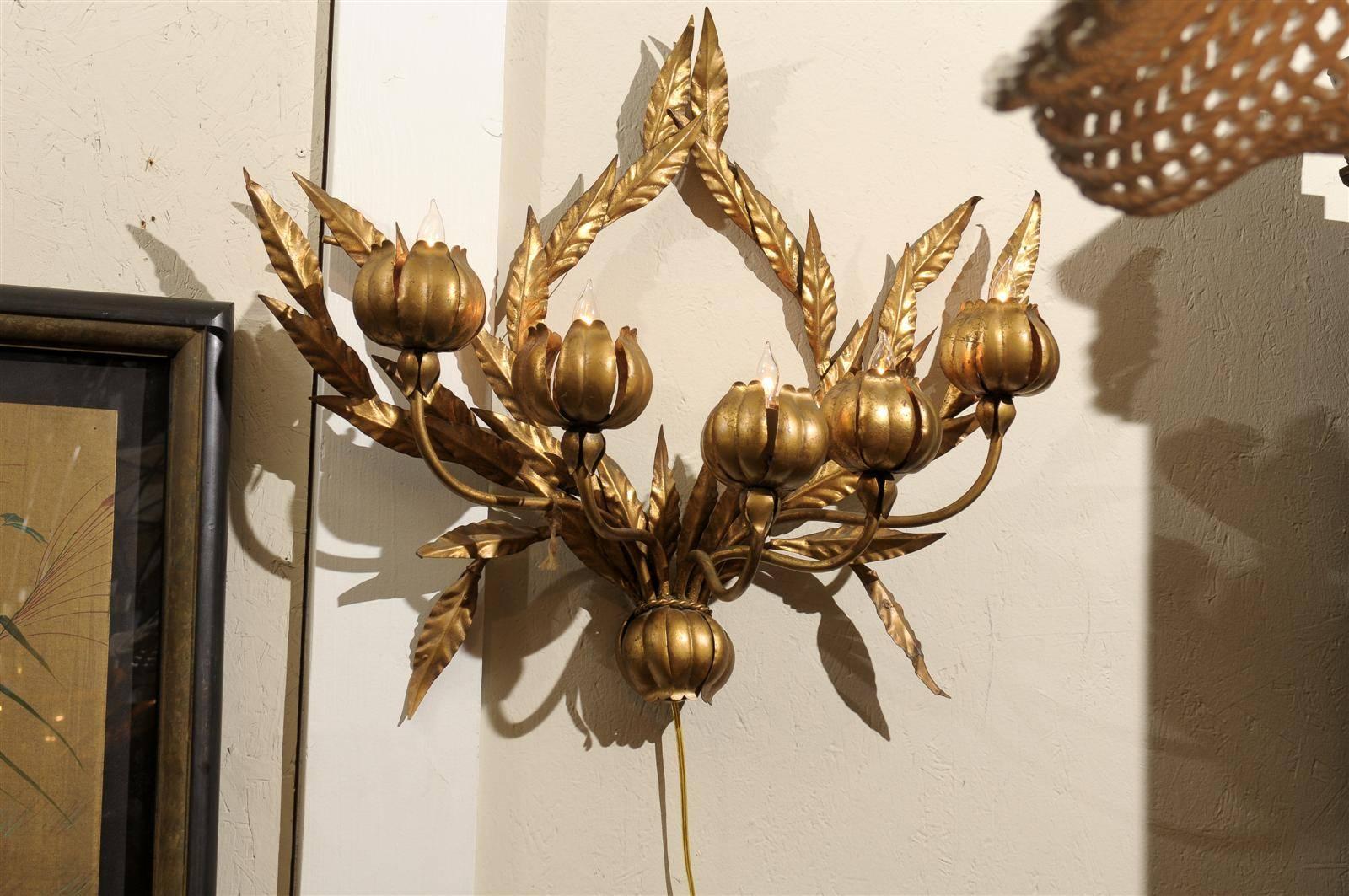 Hollywood Regency Italian Gilt Floral Wall Sconce In Excellent Condition In Atlanta, GA