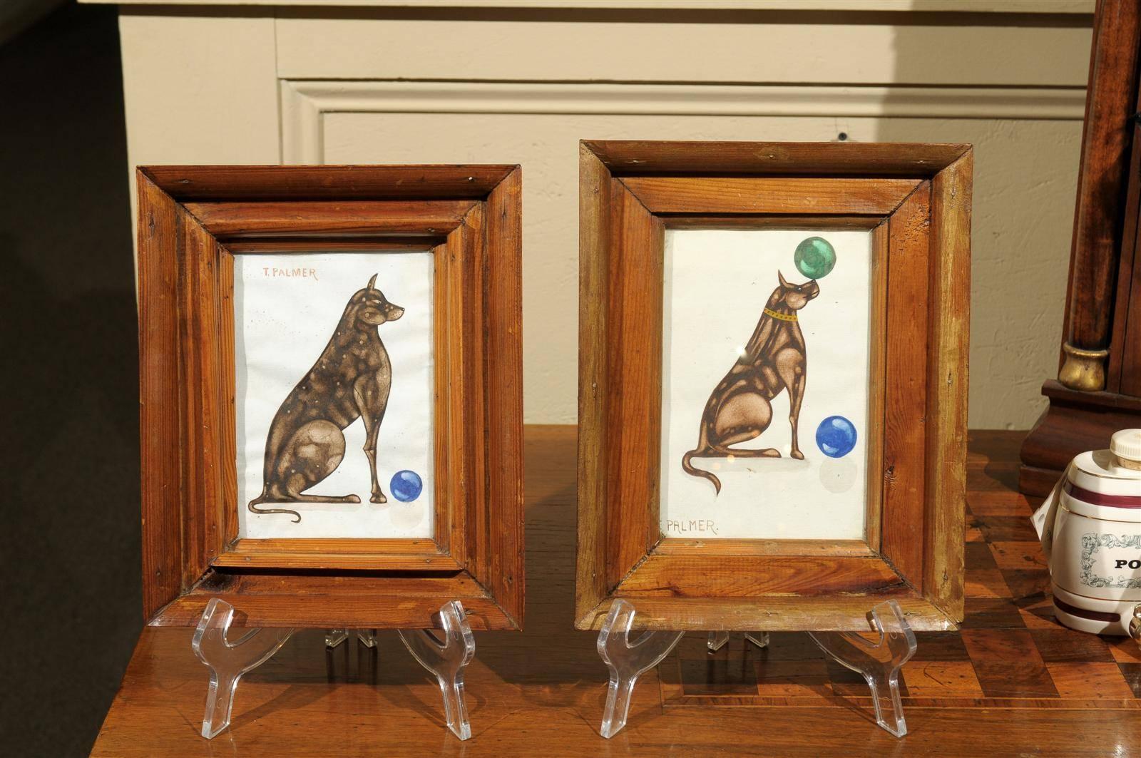Coppia amichevole di studi di cani all'acquerello inglese dei primi del Novecento, dipinti da T. Palmer in modo stilizzato con palline giocattolo. Firmati e in cornici di legno di frutta.