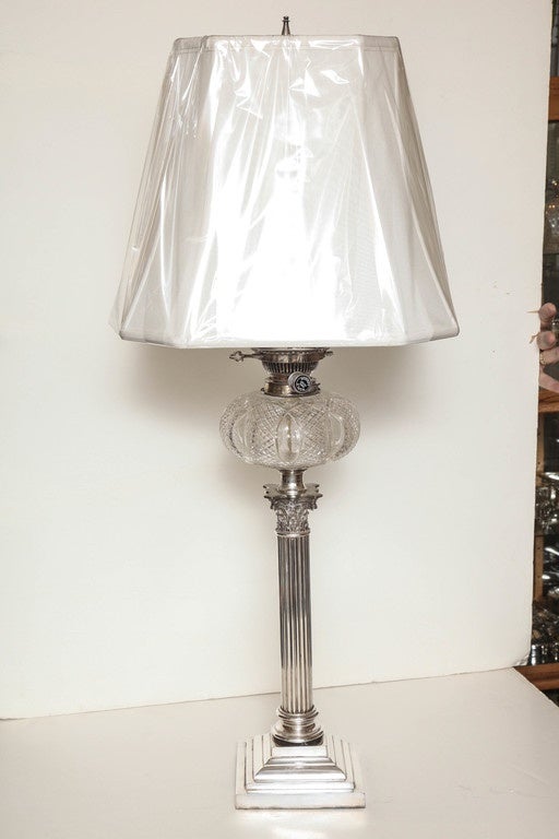 Grande lampe à huile édouardienne à colonne corinthienne, plaquée argent, électrifiée, Londres, vers 1900, Maple & Co - fabricants. Mesures : 34 1/2