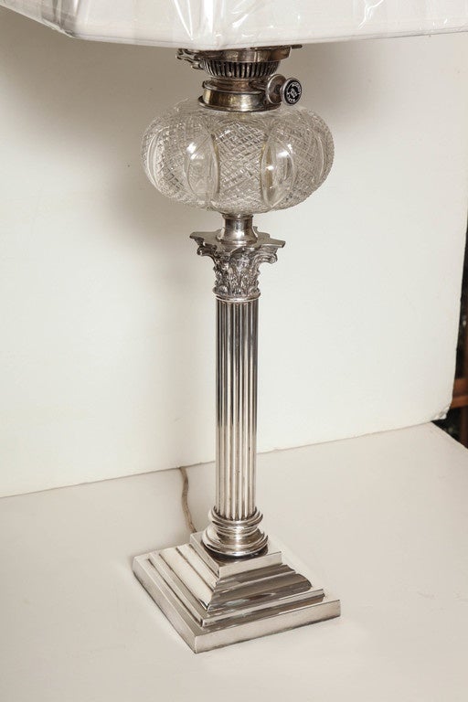 Édouardien Grande lampe à huile de colonne corinthienne édouardienne à colonne électrifiée en métal argenté en vente