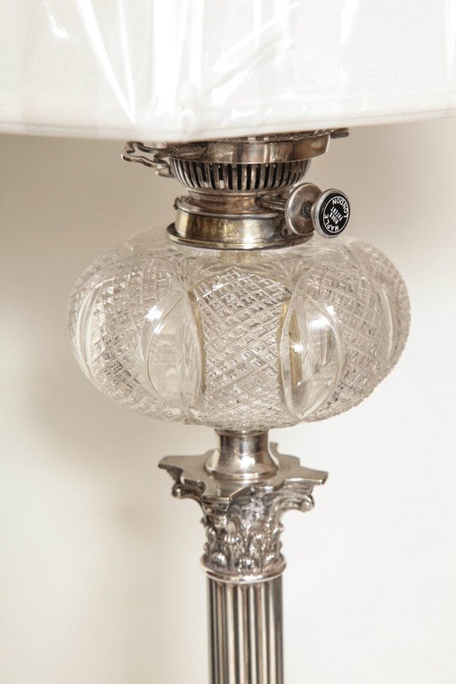 Grande lampe à huile de colonne corinthienne édouardienne à colonne électrifiée en métal argenté Bon état - En vente à New York, NY