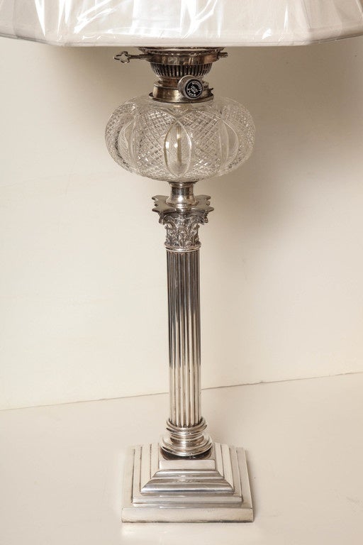 Edwardianische versilberte elektrifizierte korinthische Säulen-Öllampe (Kristall) im Angebot
