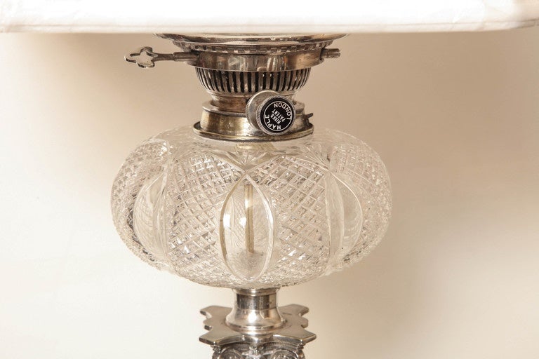 Cristal Grande lampe à huile de colonne corinthienne édouardienne à colonne électrifiée en métal argenté en vente