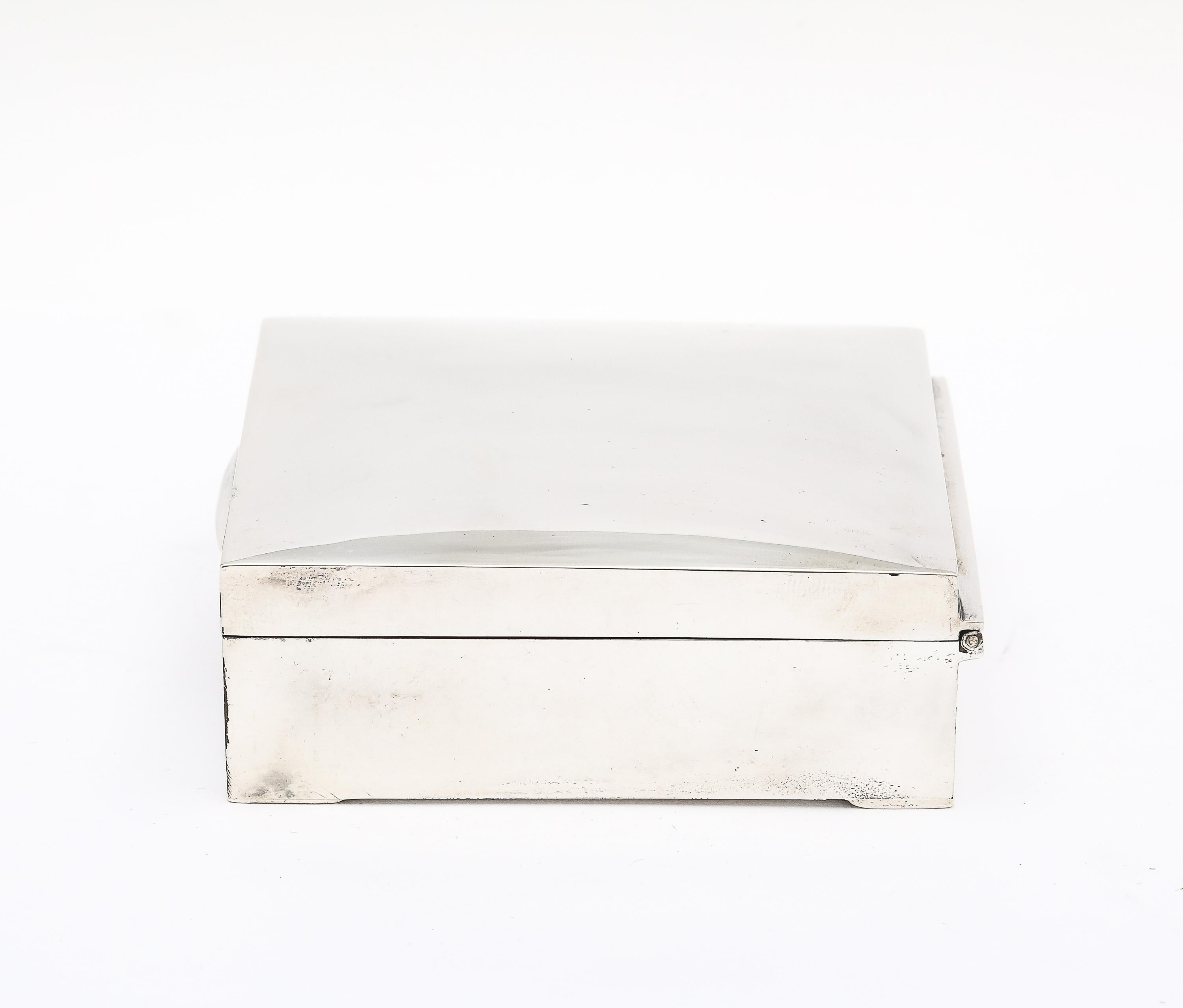 Scatola da tavolo in argento Sterling in stile Art Deco con coperchio a cerniera In condizioni buone in vendita a New York, NY