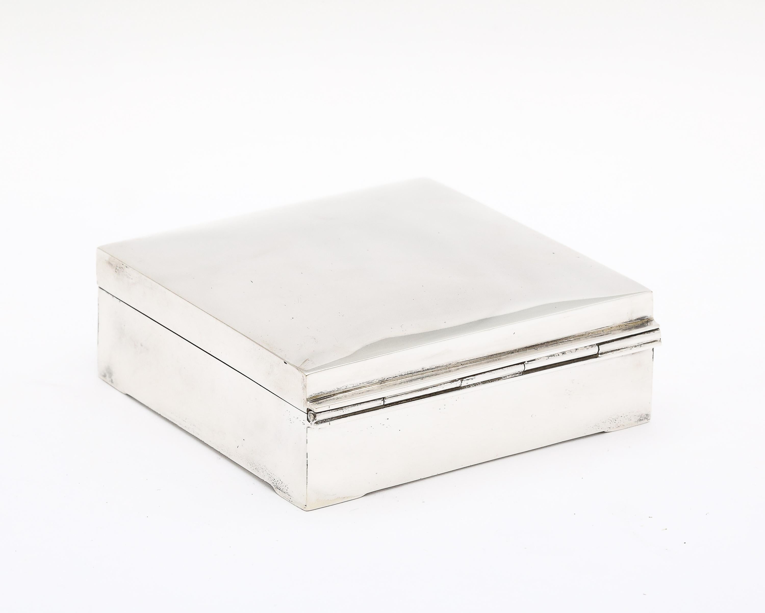 Metà XX secolo Scatola da tavolo in argento Sterling in stile Art Deco con coperchio a cerniera in vendita