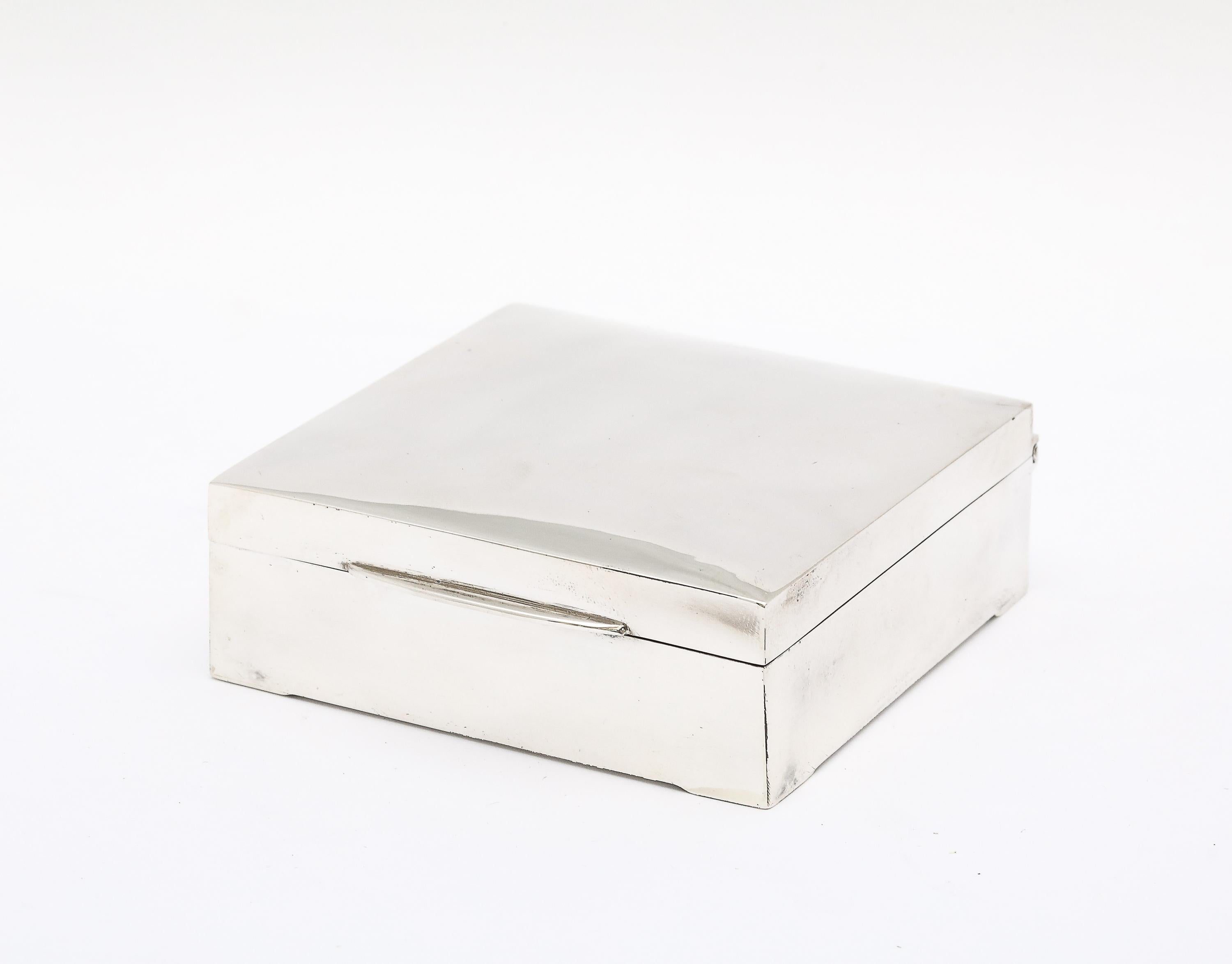 Scatola da tavolo in stile Art Deco, in argento sterling, rivestita in legno, con coperchio incernierato e parte inferiore in pelle, Woodham, Inghilterra, marchio dell'anno 1953, Joseph Gloster, Ltd. produttore. Misura 3 1/4 pollici di profondità x