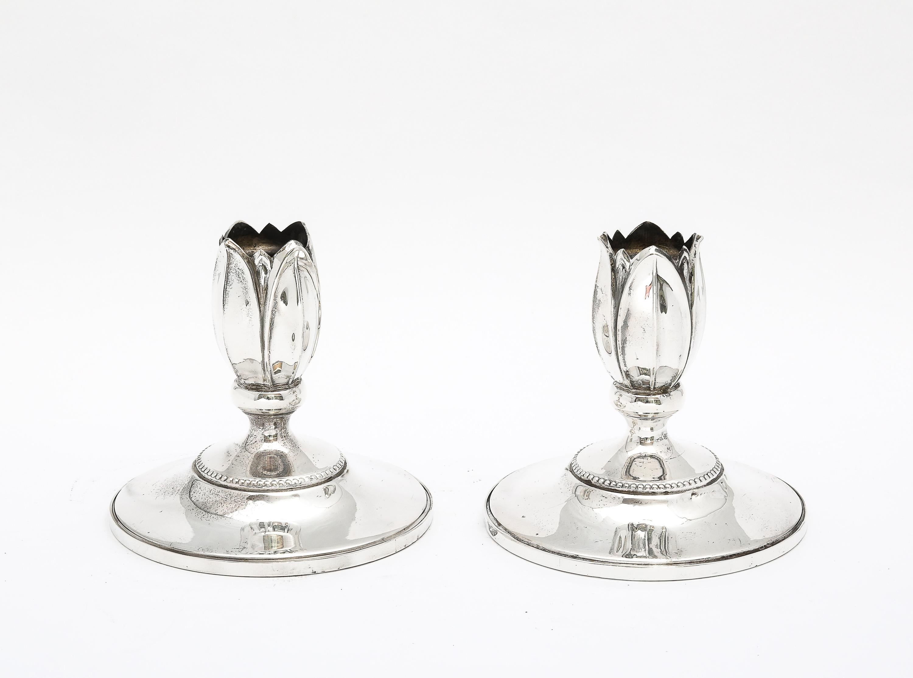 Americano Coppia di candelieri a forma di fiore in argento sterling in stile Art Nouveau in vendita