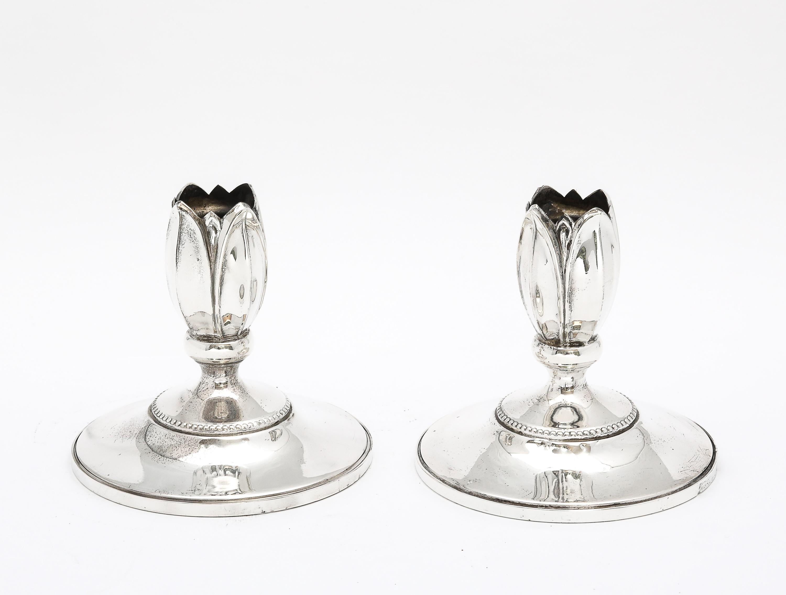 Coppia di candelieri a forma di fiore in argento sterling in stile Art Nouveau In condizioni buone in vendita a New York, NY