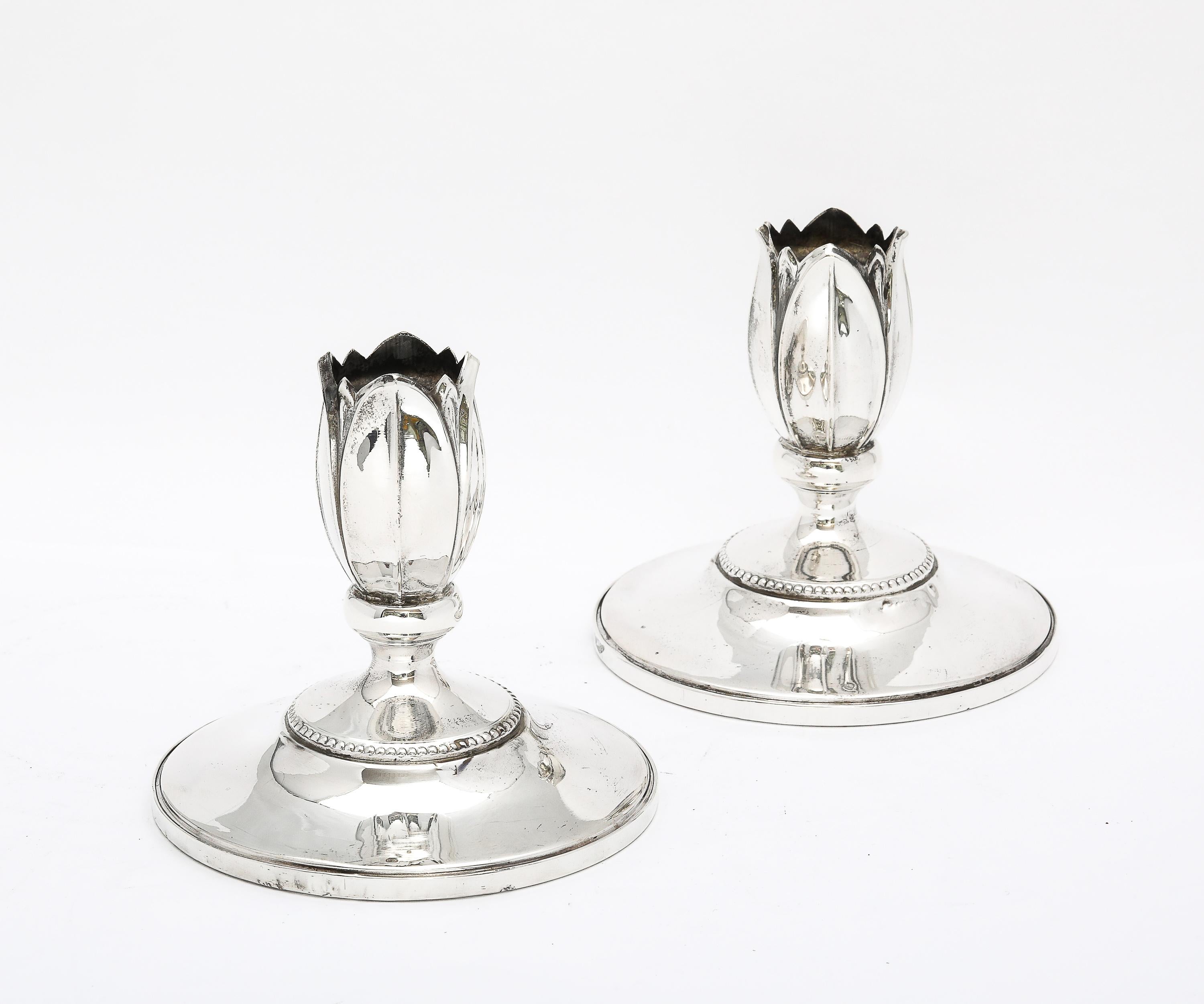 Metà XX secolo Coppia di candelieri a forma di fiore in argento sterling in stile Art Nouveau in vendita