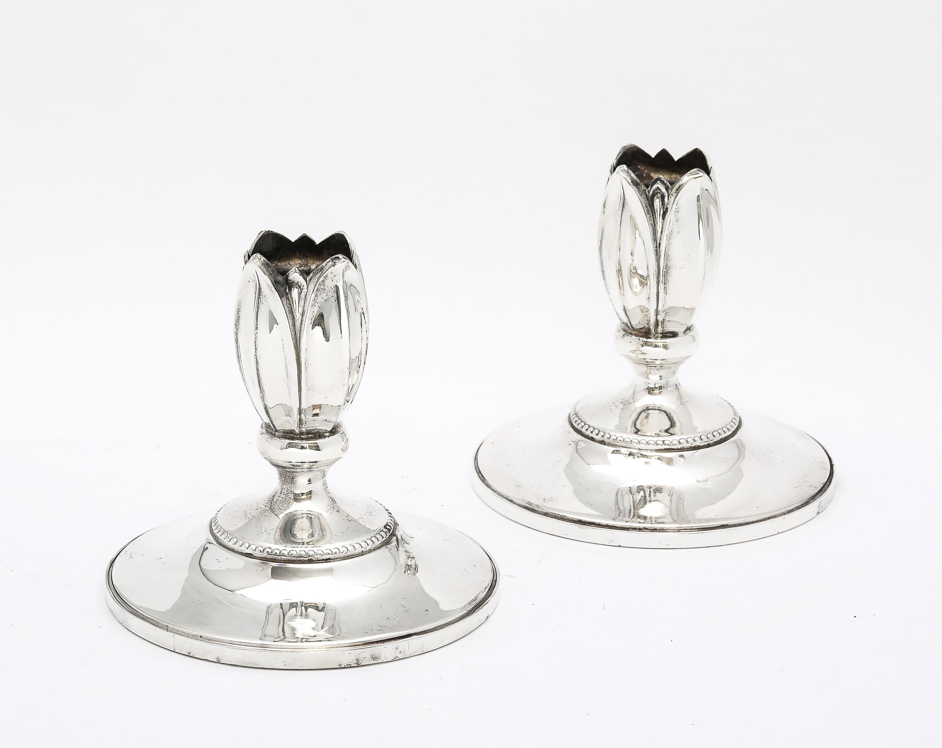Coppia di candelieri a forma di fiore in argento sterling in stile Art Nouveau in vendita 1