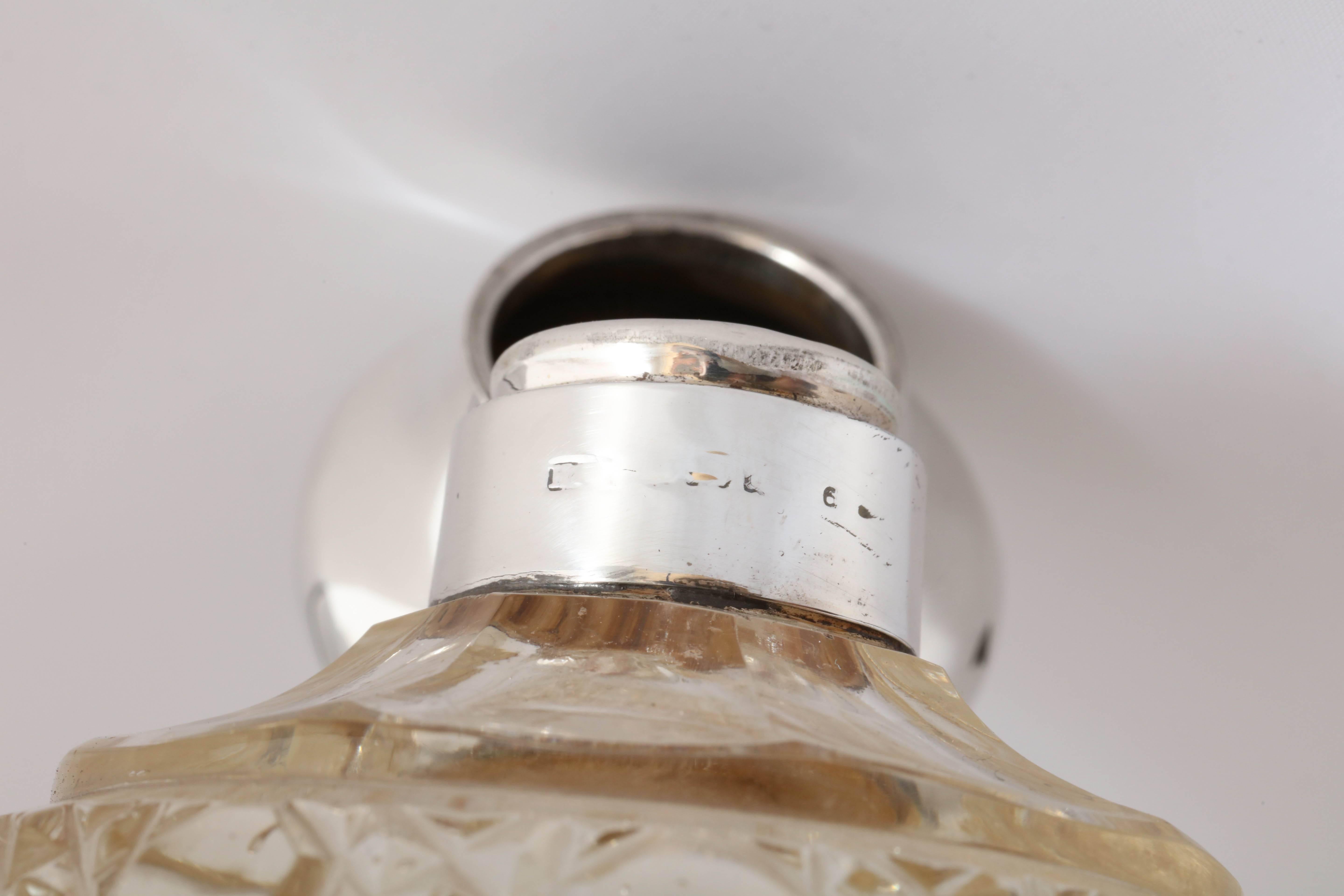 Edwardianische Sterling Silber und Onyx montiert Hobnail Schliff Kristall Parfümflasche im Angebot 3