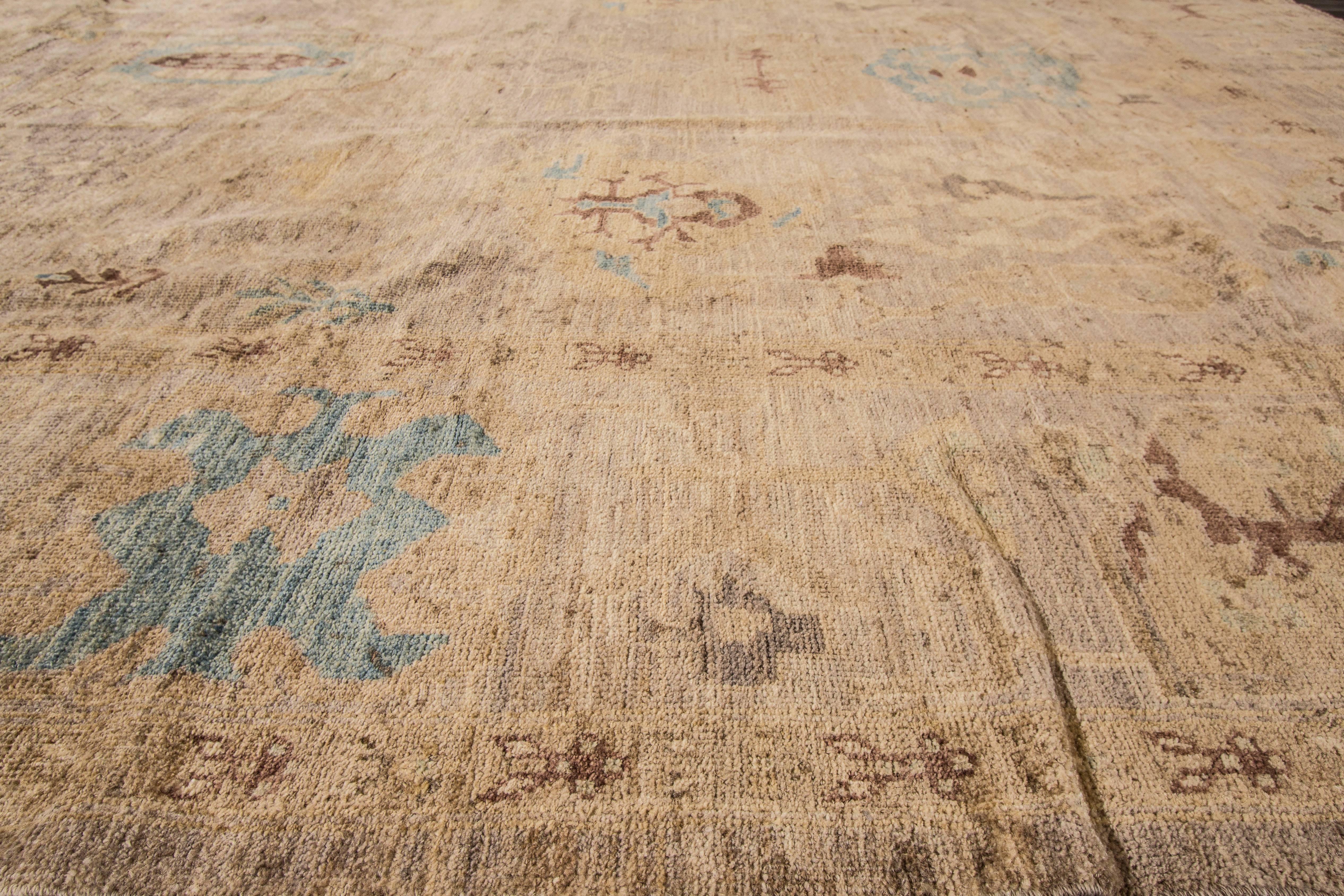 Lana 21° secolo. Moderno Sultanabad persiano quadrato beige e marrone in vendita