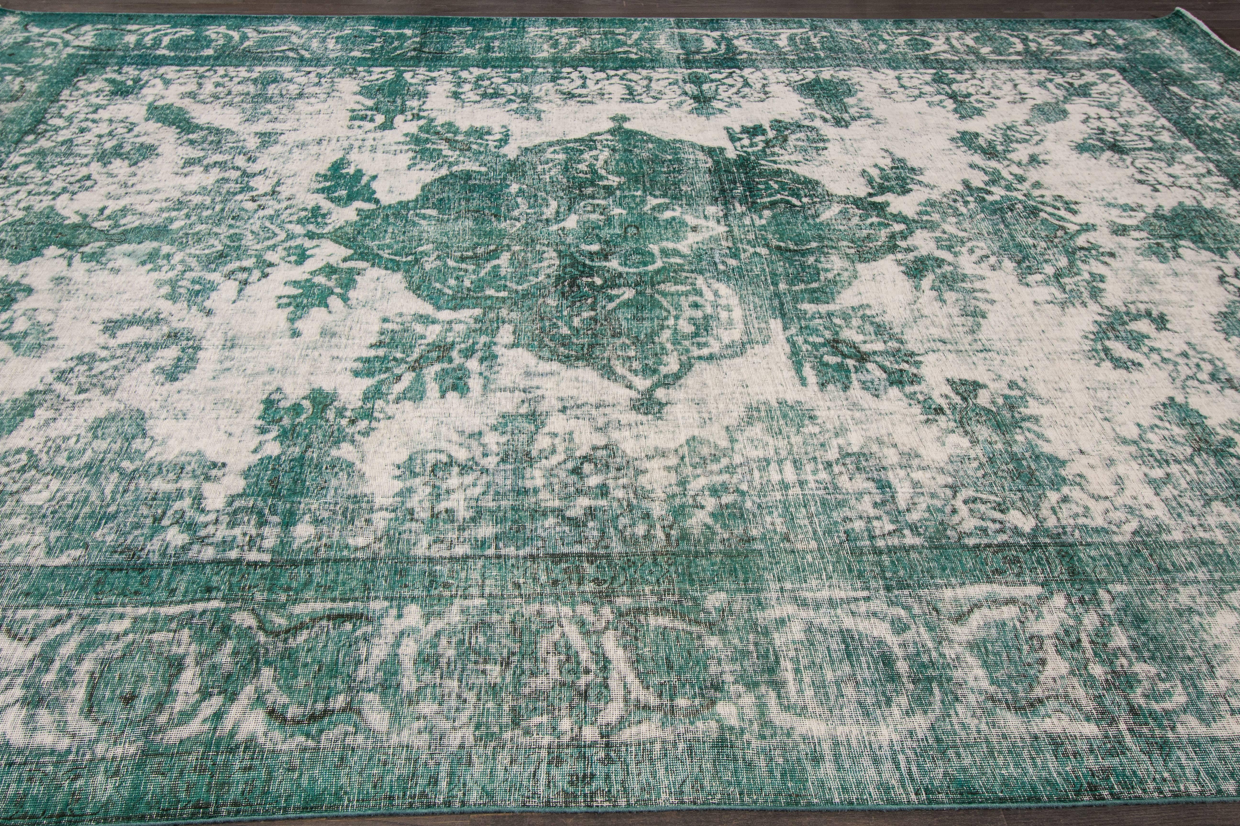 Laine Tapis persan ancien en laine du 20ème siècle, teinté à la main, avec médaillon vert, fabriqué à la main en vente