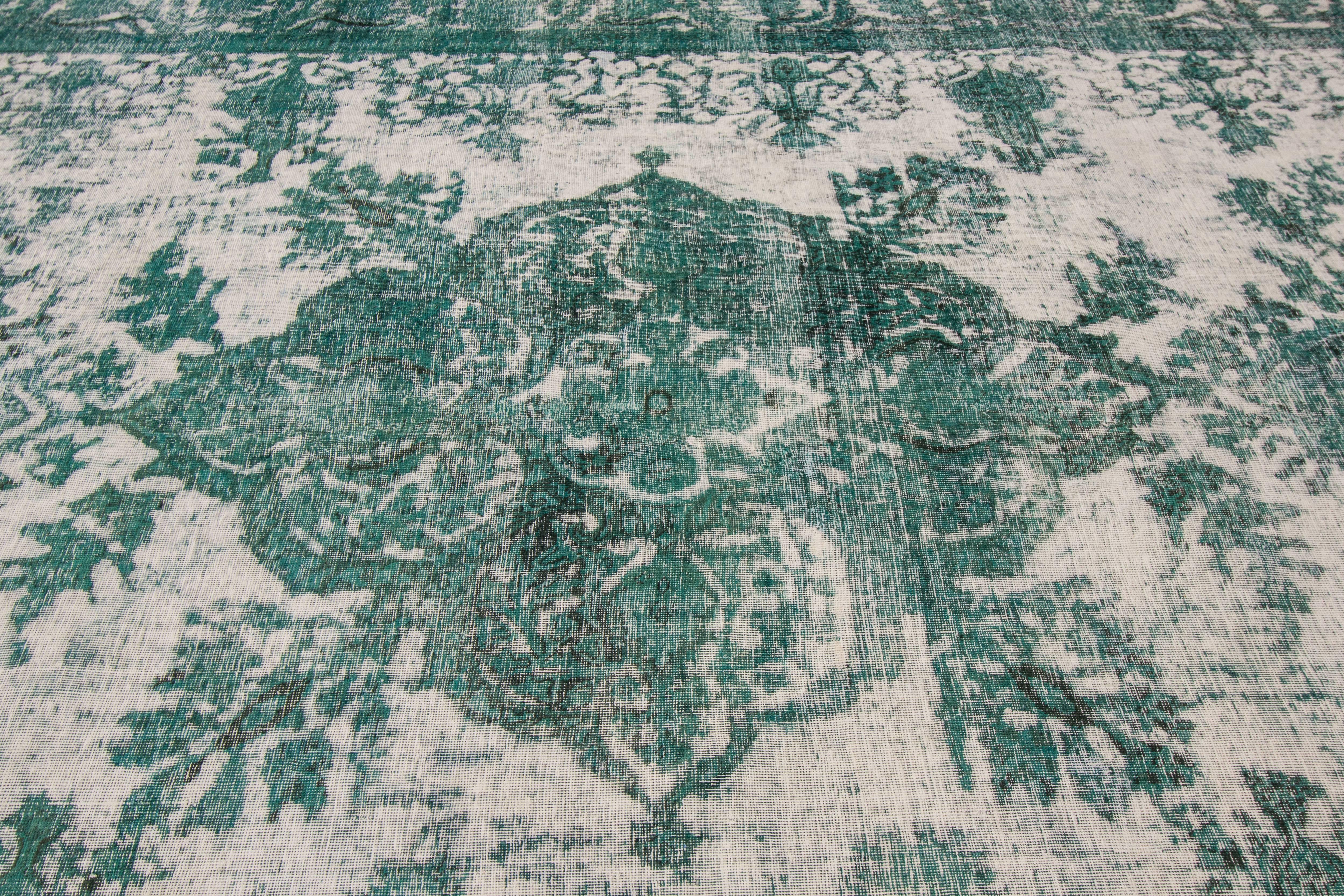 Tapis persan ancien en laine du 20ème siècle, teinté à la main, avec médaillon vert, fabriqué à la main Abîmé - En vente à Norwalk, CT