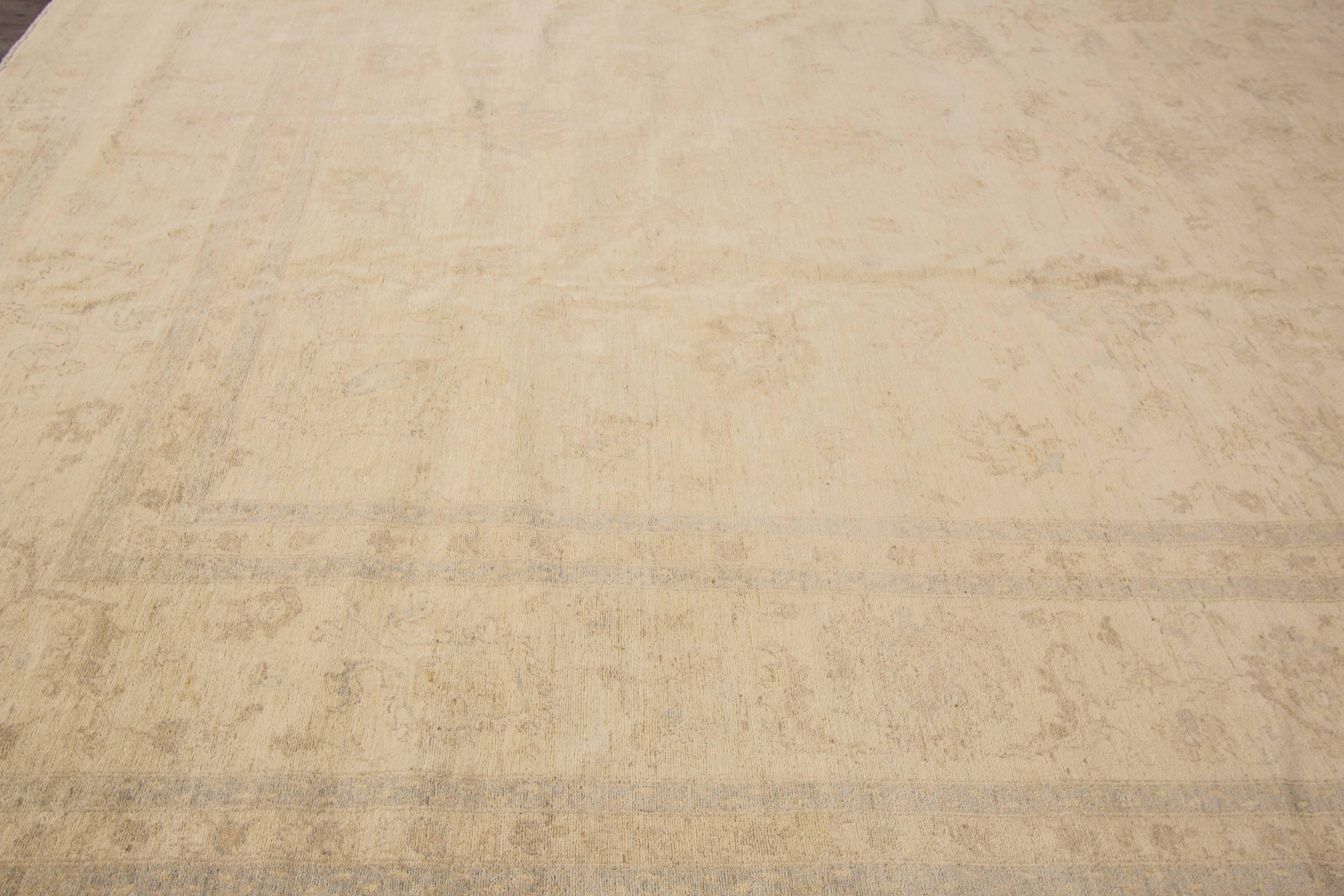 zeitgenössischer pakistanischer Peshawar-Teppich des 21. Jahrhunderts (2000) mit beigem Feld und dunklerem hellbraunem/sandfarbenem Allover-Muster. Maße 12x15.