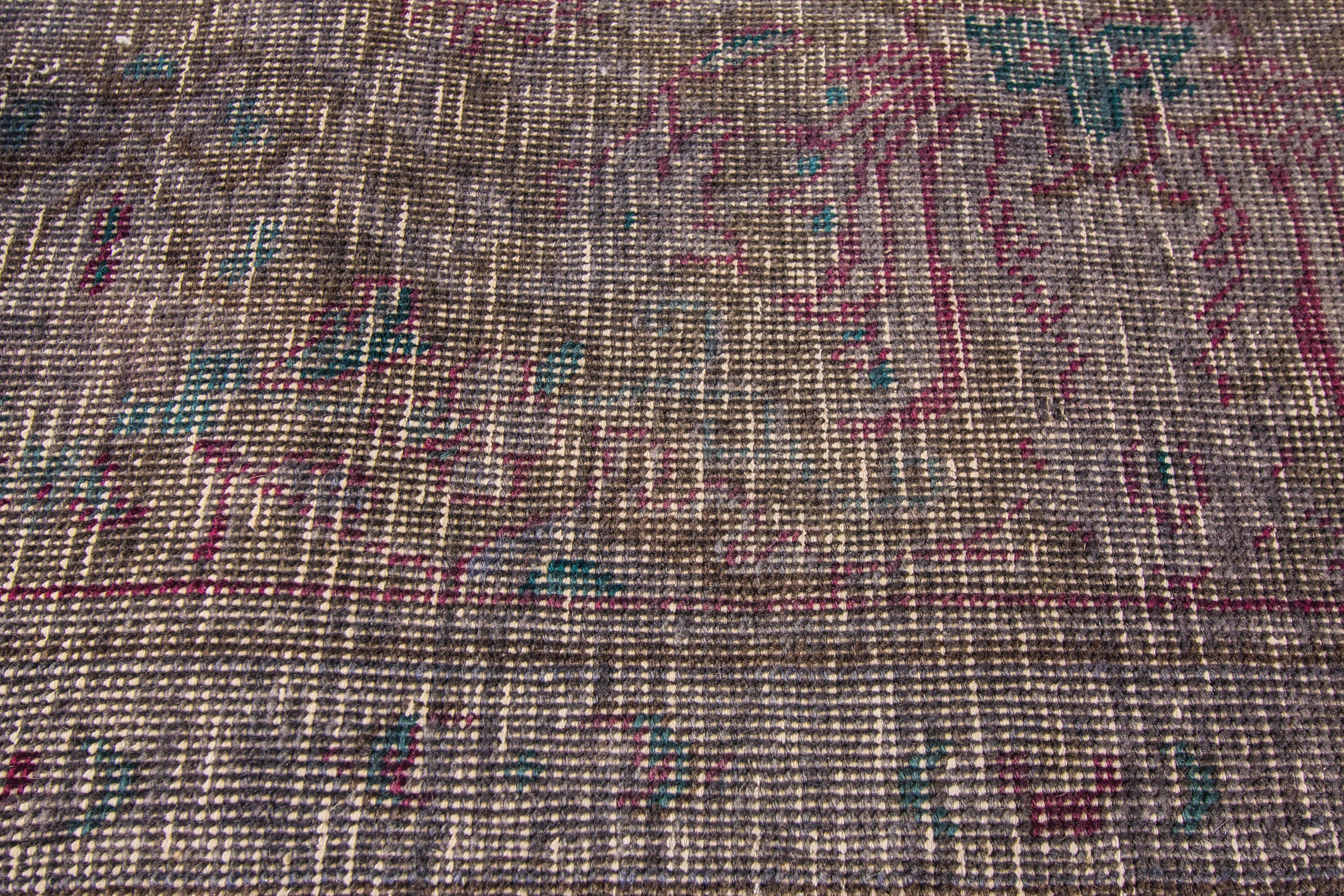 Zeitgenössischer rosa, grauer überzogener pakistanischer Teppich aus dem 21. Jahrhundert (Wolle) im Angebot